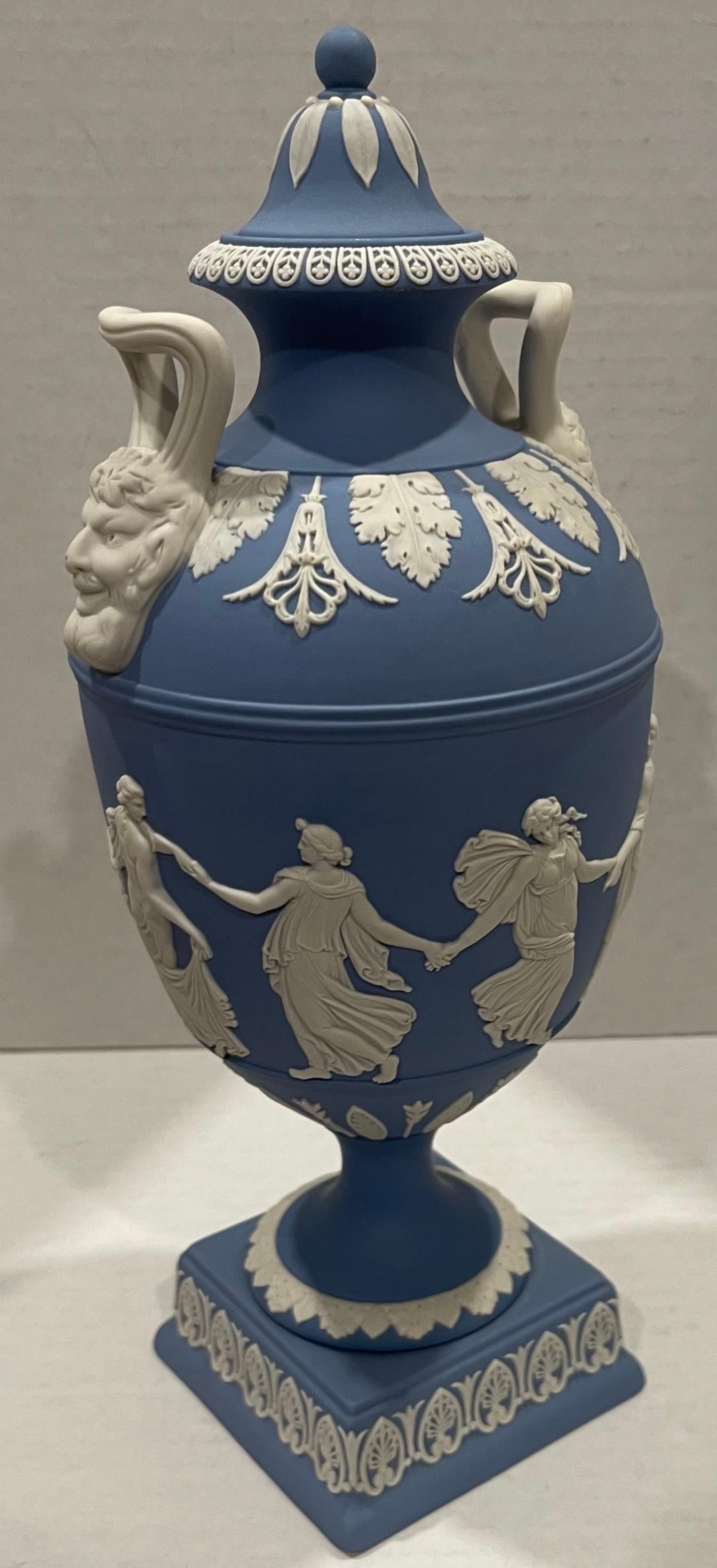 1975 Wedgwood Horas Bailando Urna de jaspeado azul claro en Bueno Estado en Stamford, CT