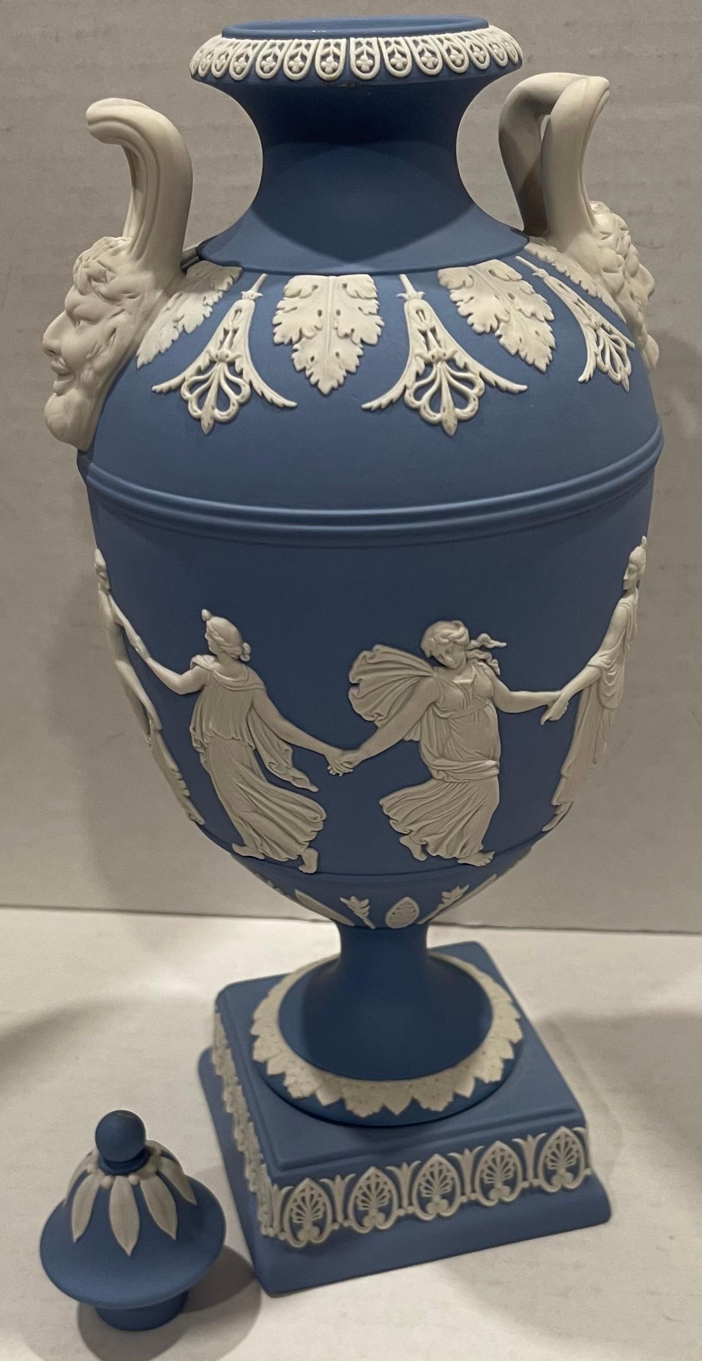 1975 Wedgwood Horas Bailando Urna de jaspeado azul claro finales del siglo XX