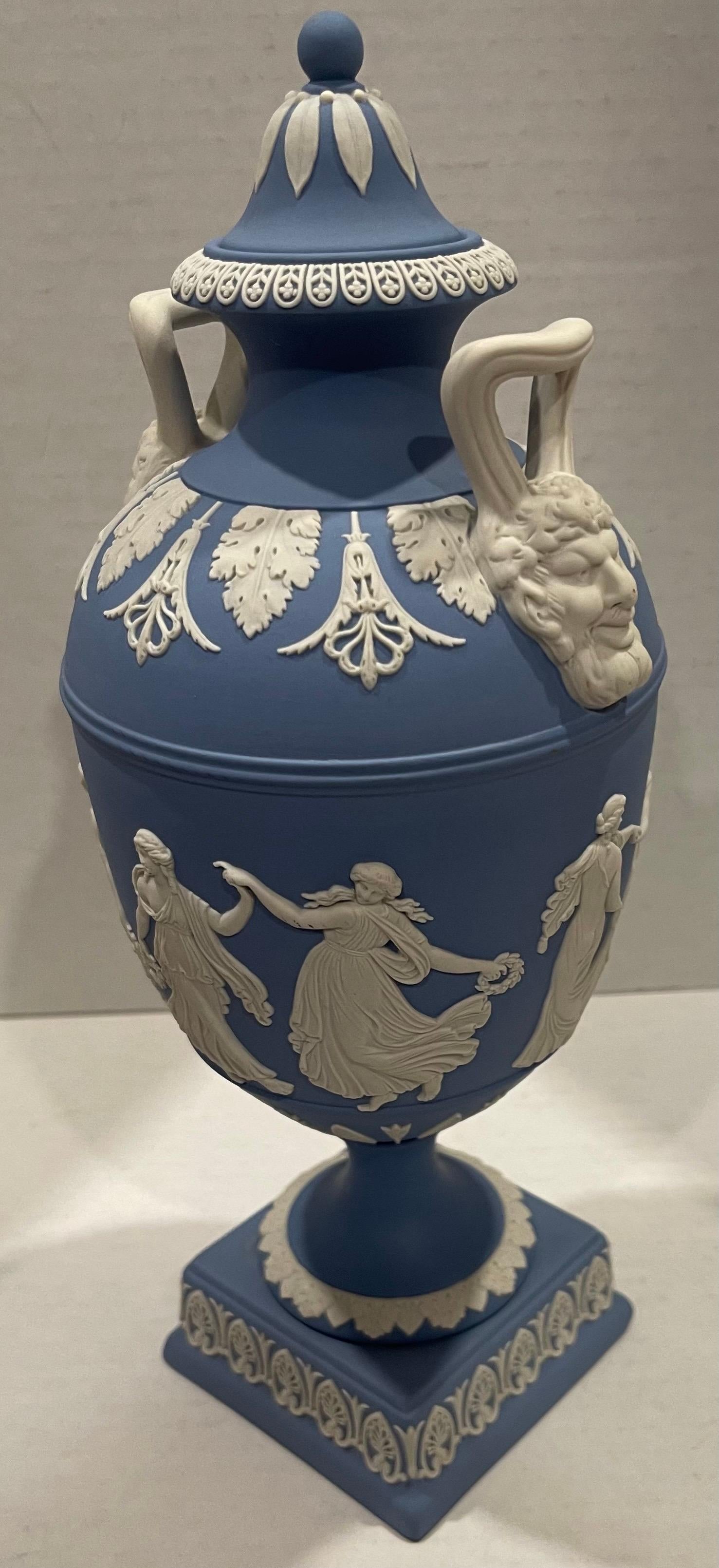 1975 Wedgwood Horas Bailando Urna de jaspeado azul claro Cerámico