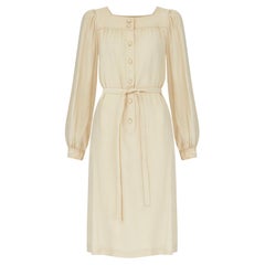 1975 Pasarela Yves Saint Laurent Vestido túnica de crepé crema con cinturón de anudar
