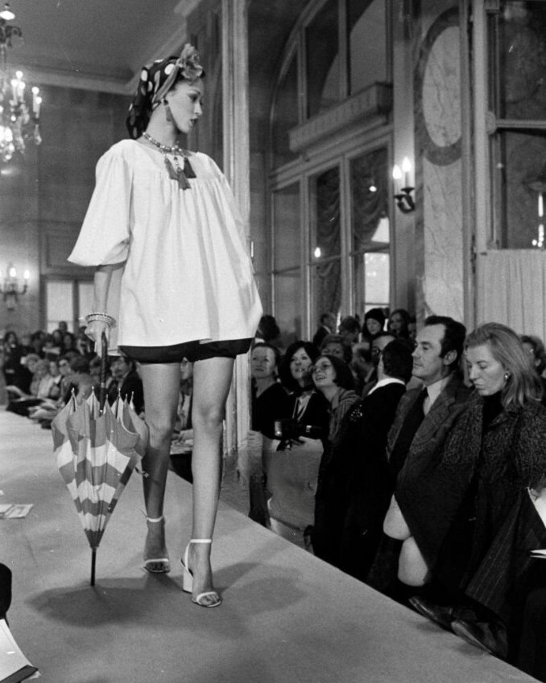 Ensemble jupe et haut de défilé Yves Saint Laurent en coton blanc, 1975 en vente 4