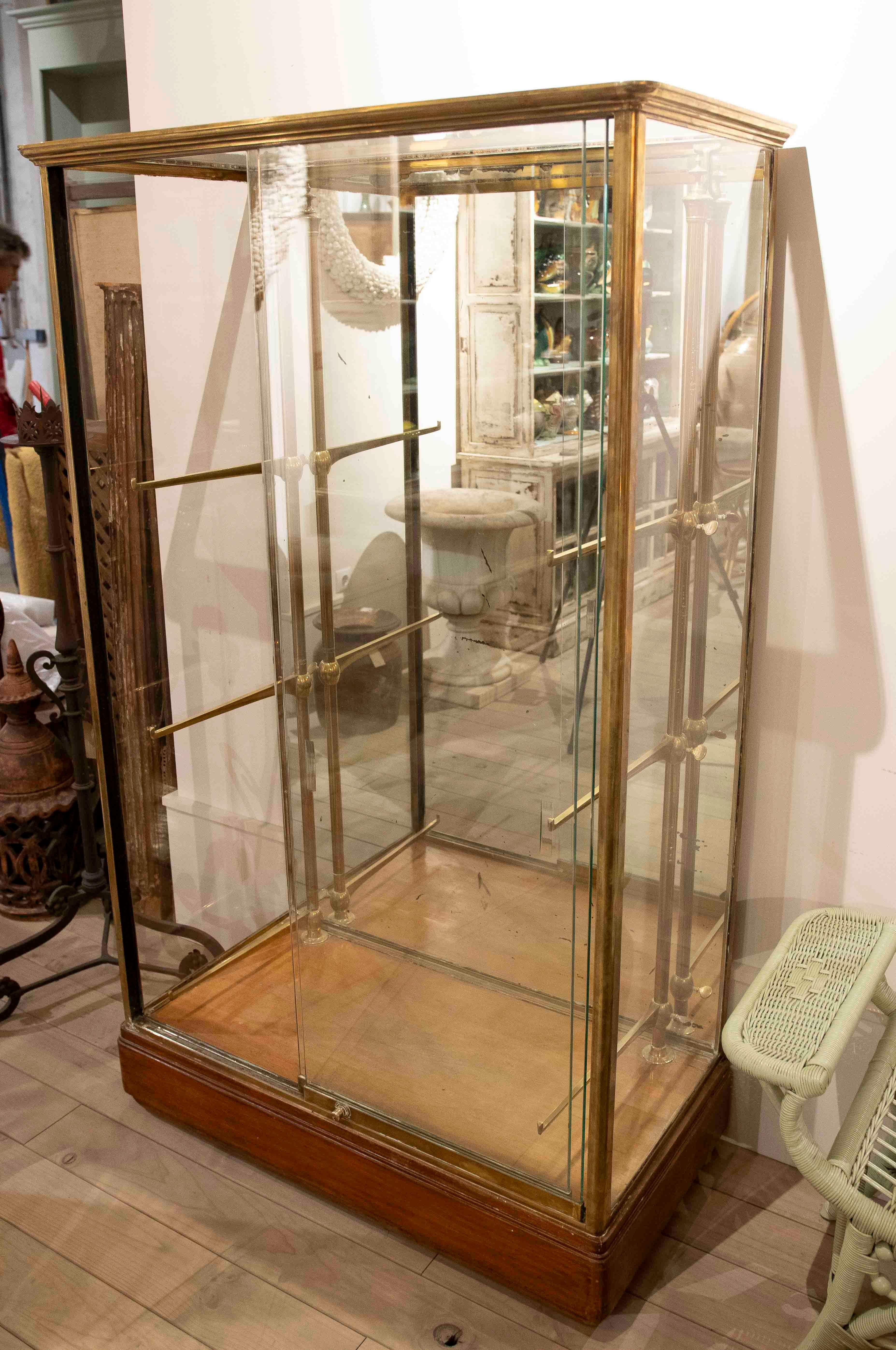 1975s Bronze, Wood and Glass Pastry Case. Paris, France. For Sale 4