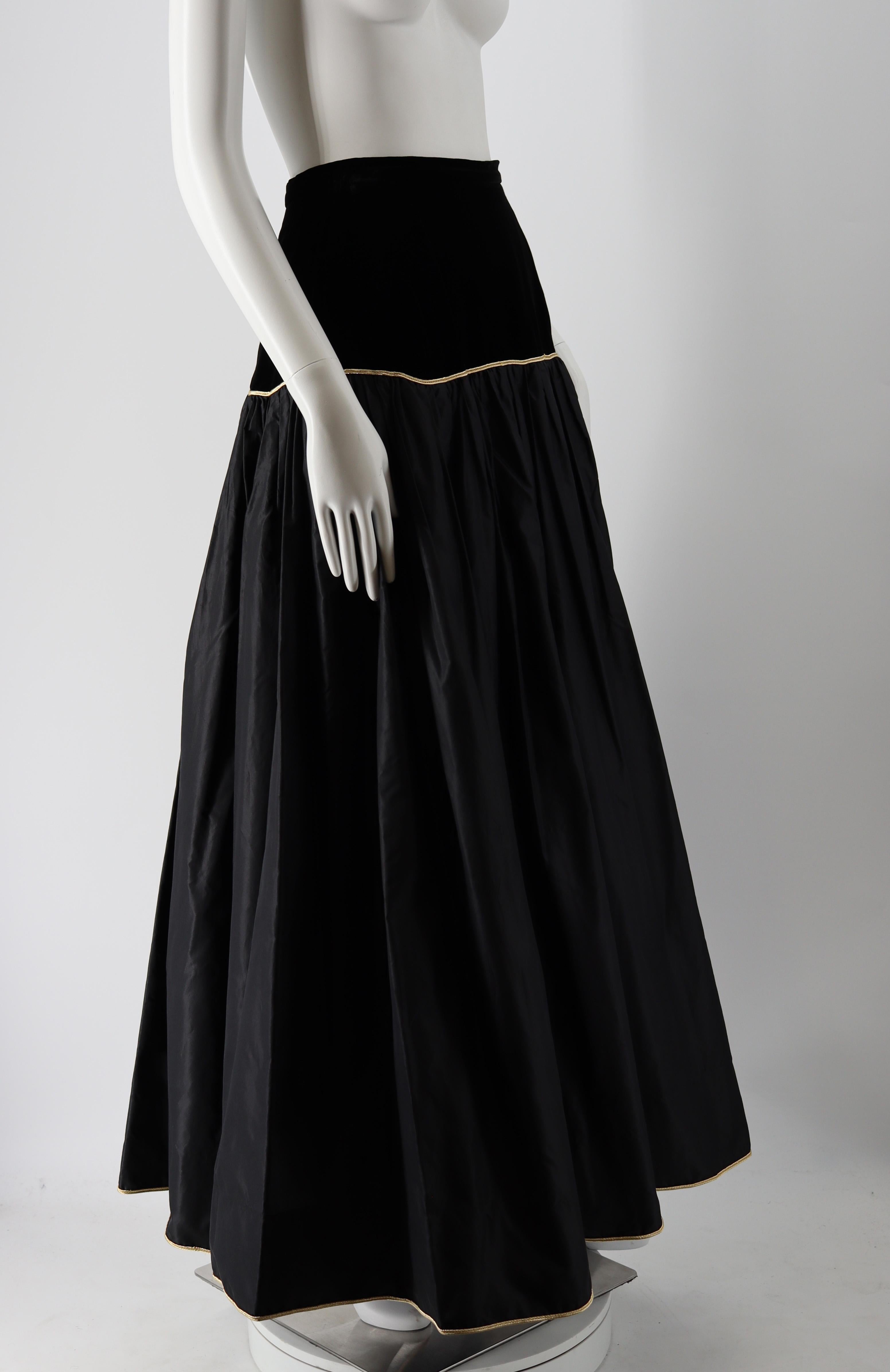 - Saint Laurent skirt from the Russian collection of Fall-Winter 1976-1977
- Velvet upper part
- Gold edge finishing
- Underlayer with ruffles to create volume
- Excellent condition, shows some light signs of use and wear but nothing visible

- Very