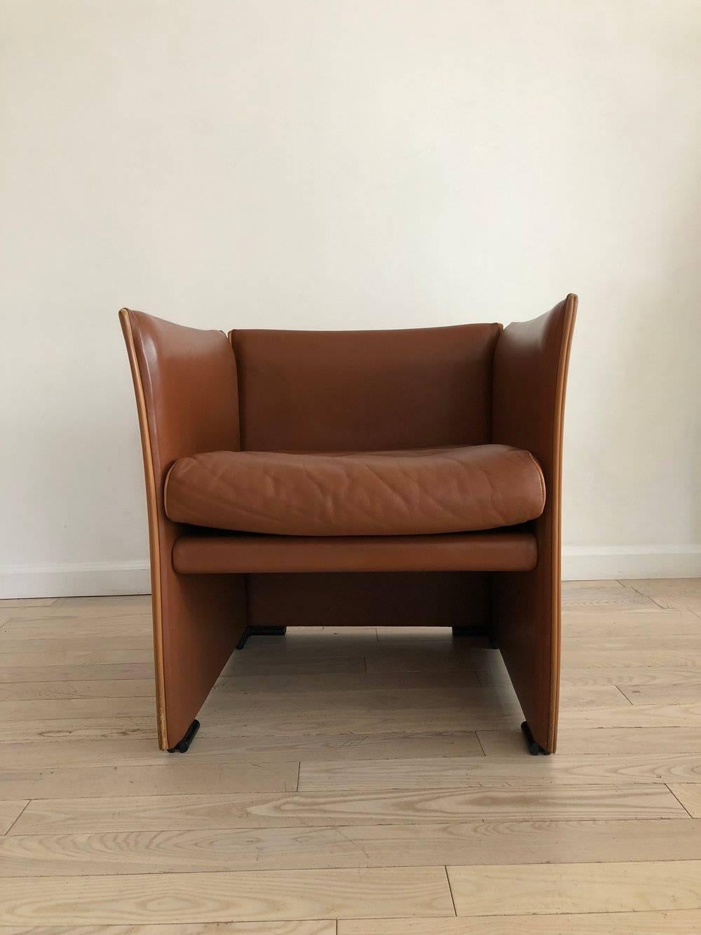 1976 Mario Bellini for Cassina 401 break leather chair! Amazing condition and creamy caramel leather. Zipper detail sides. Black plastic feet. Made in Italy. excellent vintage condition. Minor wear on leather on the corners. Very comfortable.