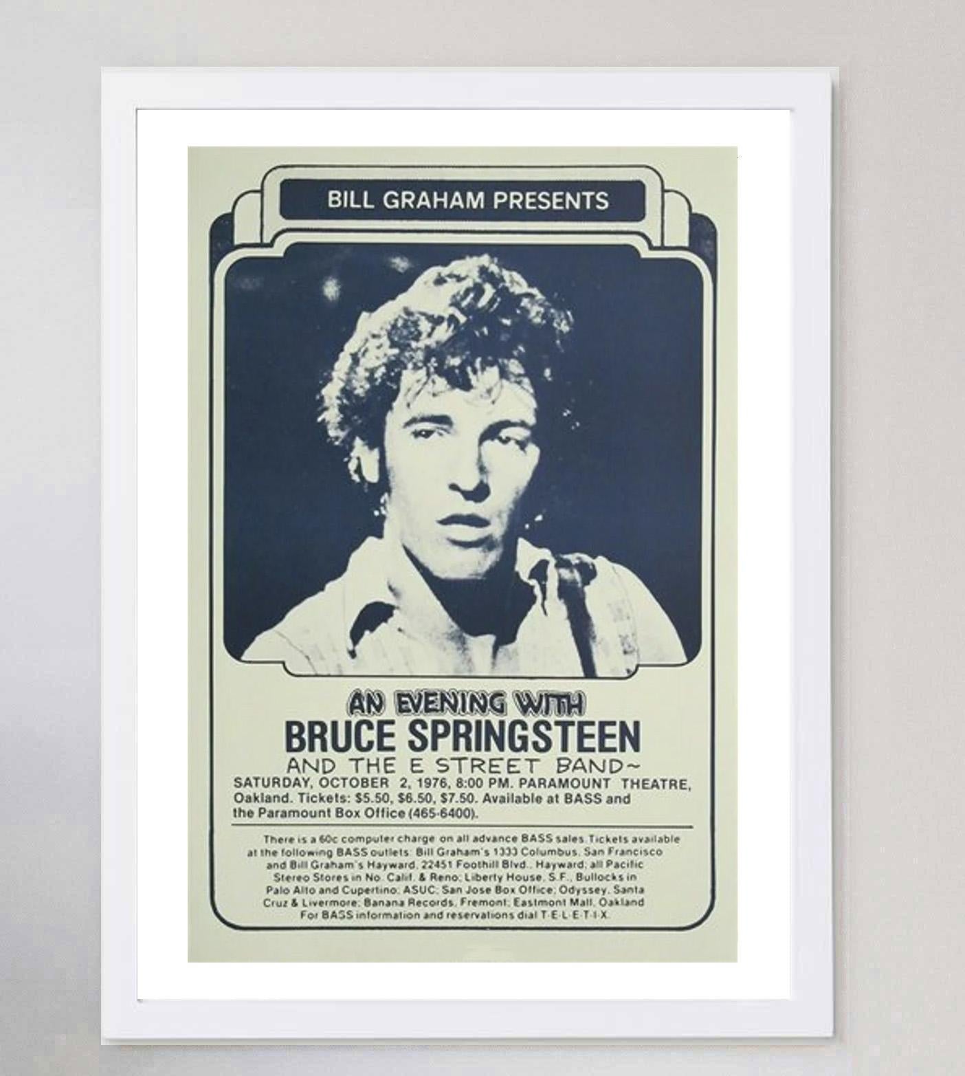 Brillante e raro poster creato nel 1976 per promuovere uno spettacolo dal vivo di Bruce Springsteen e della E Street Band al Paramount Theatre di Oakland, California. Lo spettacolo ha visto Springsteen esibirsi sulla base del suo album di successo