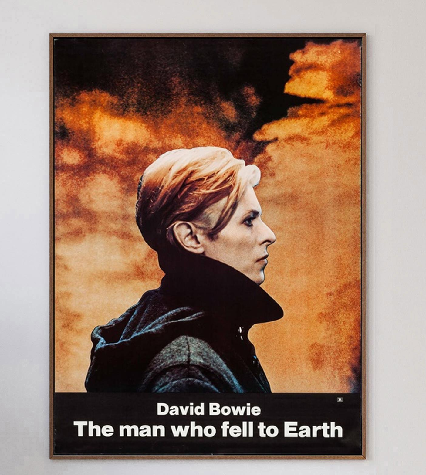 Der Film The Man Who Fell To Earth basiert auf dem gleichnamigen Roman von Walter Tevis und wurde 1976 veröffentlicht. Unter der Regie von Nicholas Reog war der Film der erste Kinoauftritt von David Bowie und hat bis heute eine große
