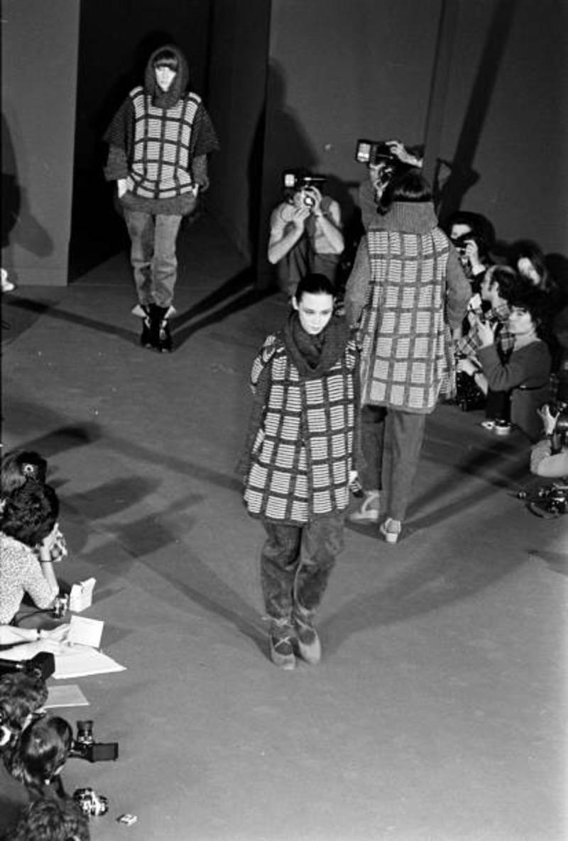 Cappotto in maglia a mano anni '70 di Issey Miyake in vendita 10