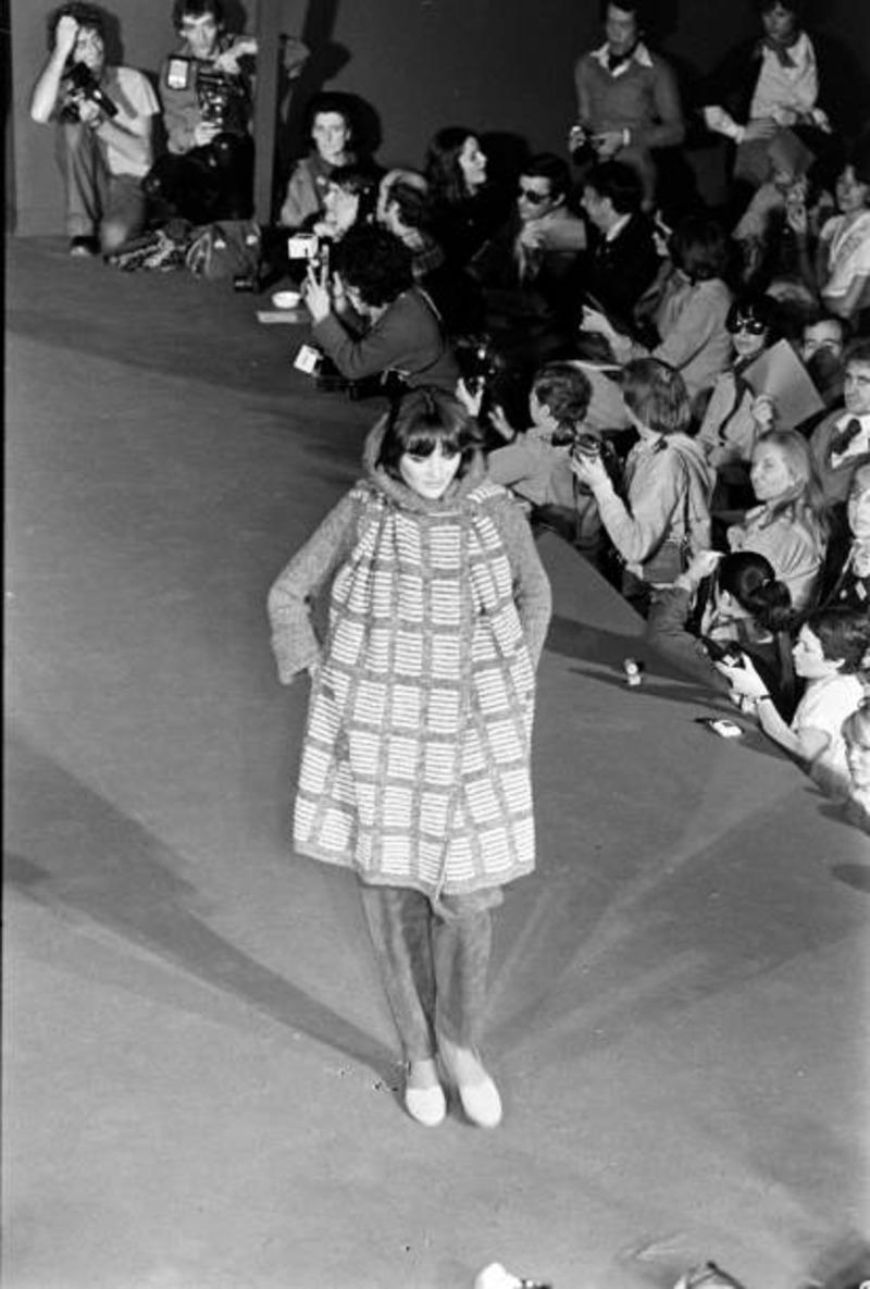Cappotto in maglia a mano anni '70 di Issey Miyake in vendita 11