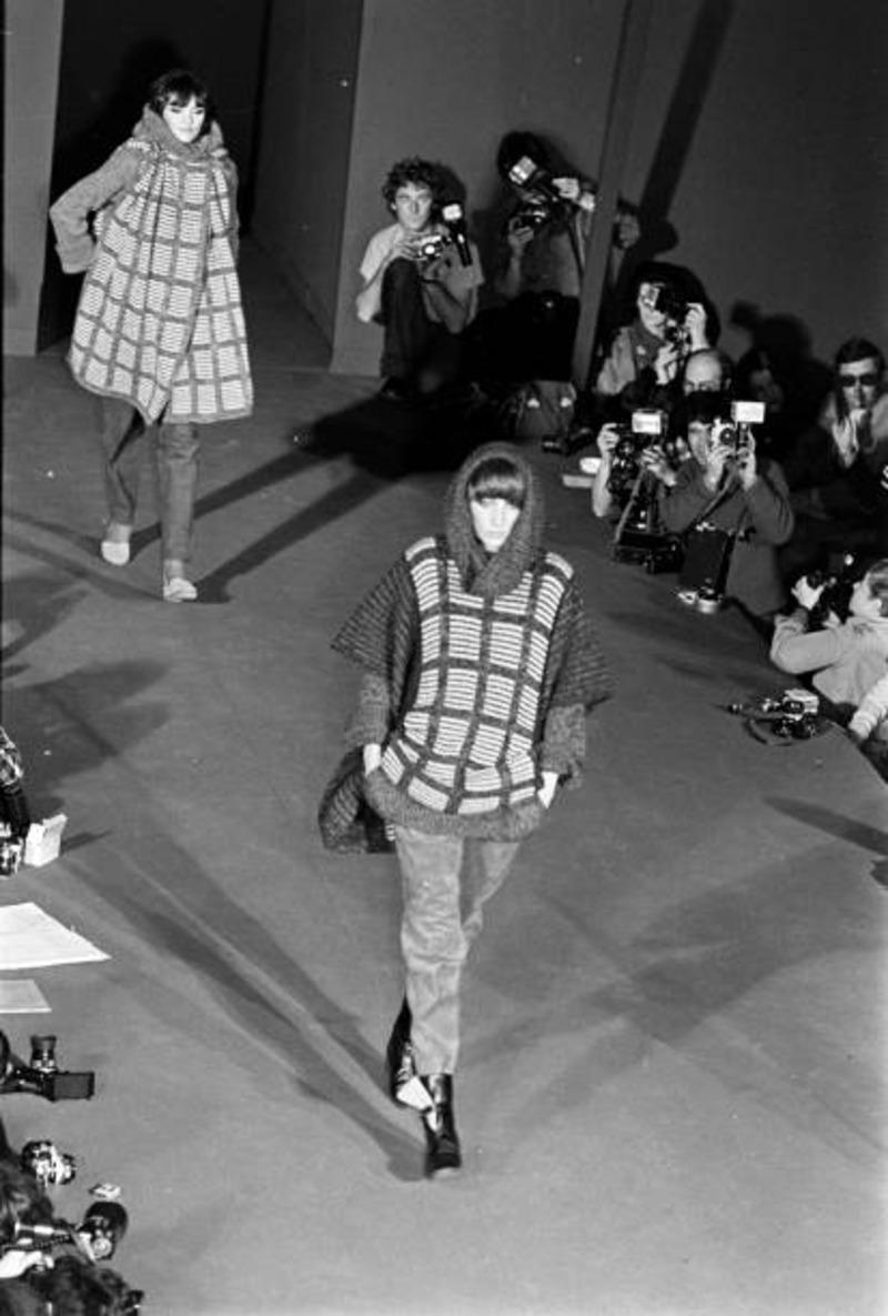 Cappotto in maglia a mano anni '70 di Issey Miyake in vendita 12