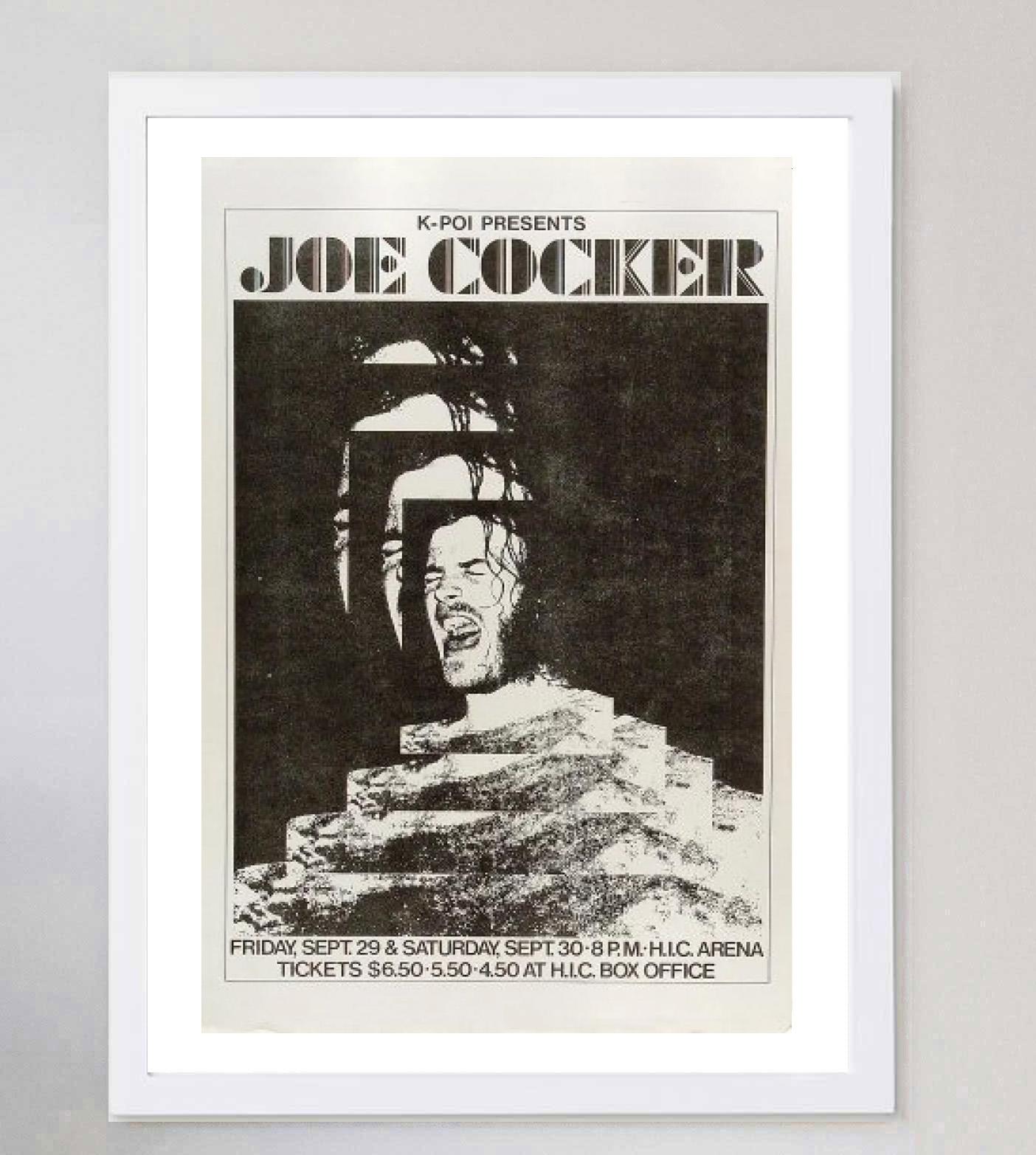 Con un brillante design monocromatico, questo raro poster in prima edizione fu creato nel 1976 per promuovere il concerto di Joe Cocker alla HIC Arena di Honolulu, nelle Hawaii. Il grande cantante inglese era noto per le sue interpretazioni