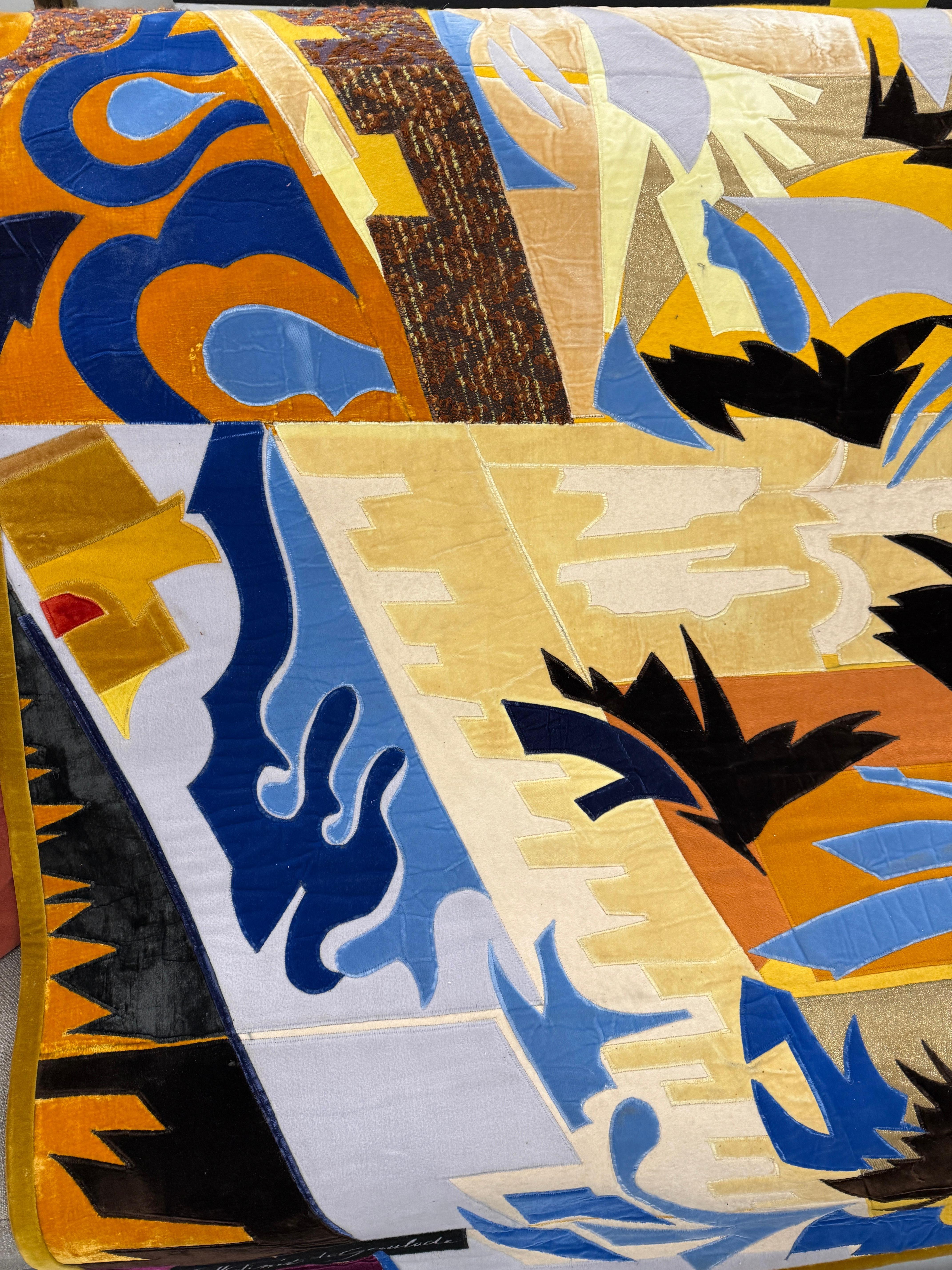 Une magnifique tapisserie en patchwork du célèbre artiste français Louis Charles Pinet De Gaulade (1920-2010). L'œuvre est intitulée 