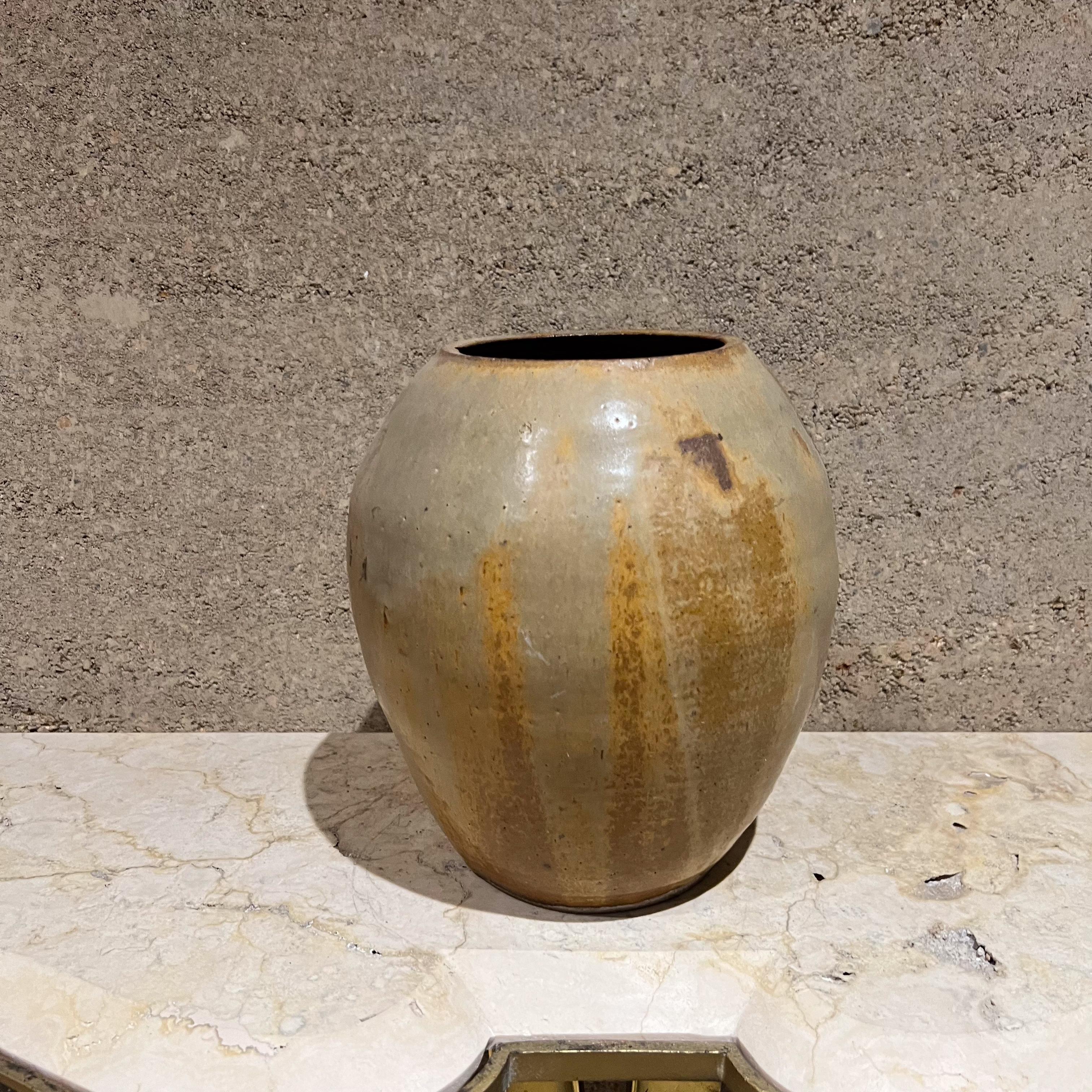 Vaso in gres smaltato Modernist Art Pottery del 1976, firmato In condizioni buone in vendita a Chula Vista, CA
