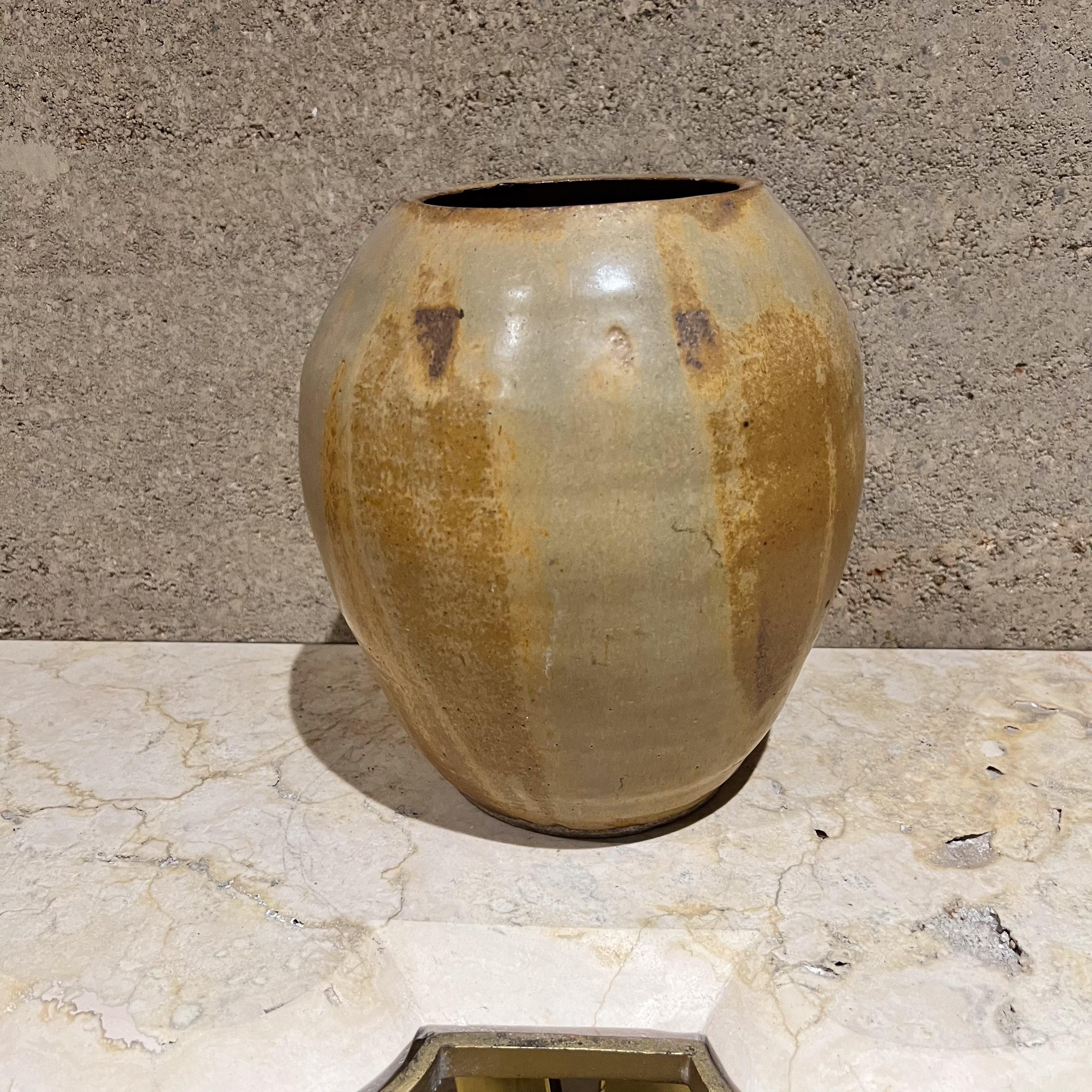XX secolo Vaso in gres smaltato Modernist Art Pottery del 1976, firmato in vendita
