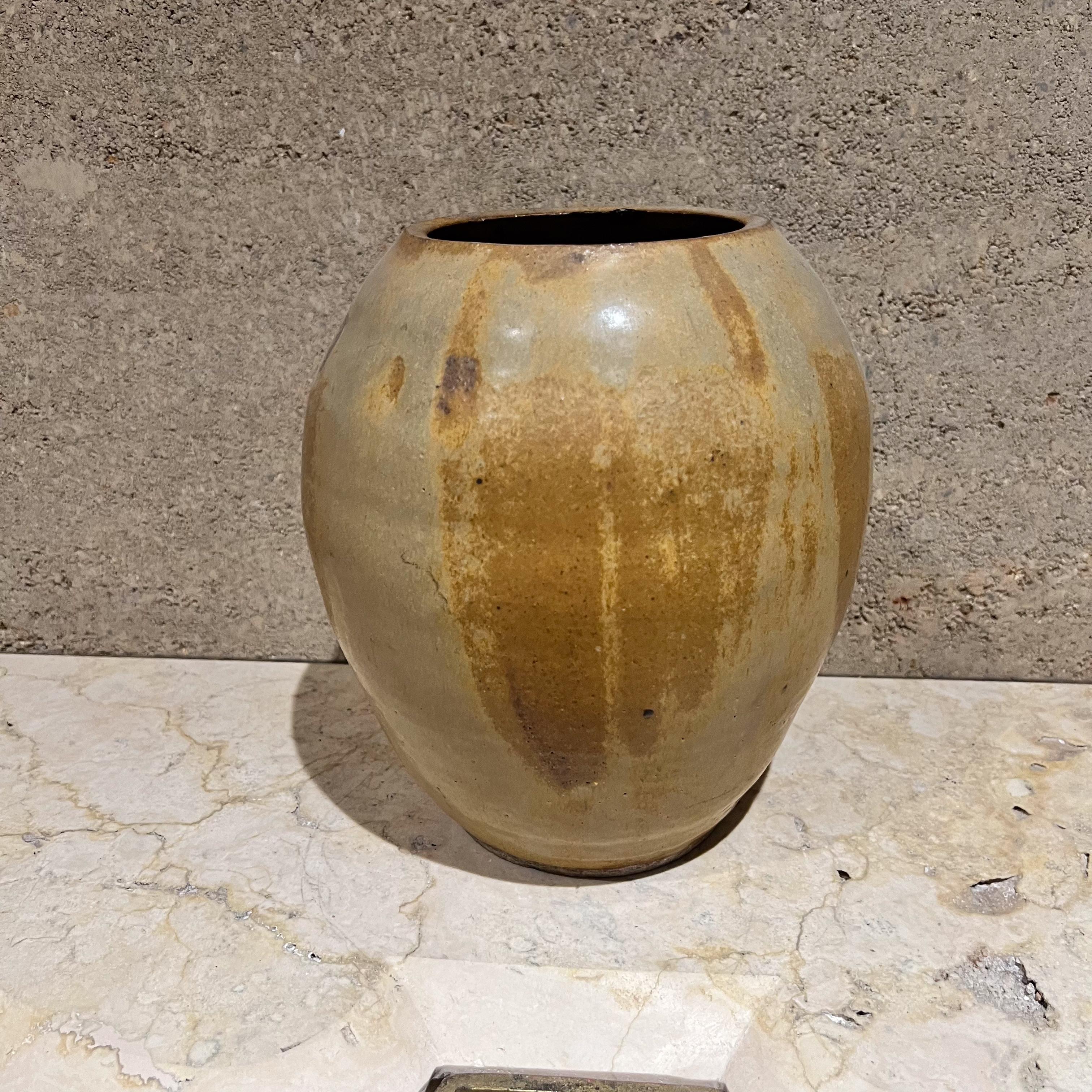Terracotta Vaso in gres smaltato Modernist Art Pottery del 1976, firmato in vendita