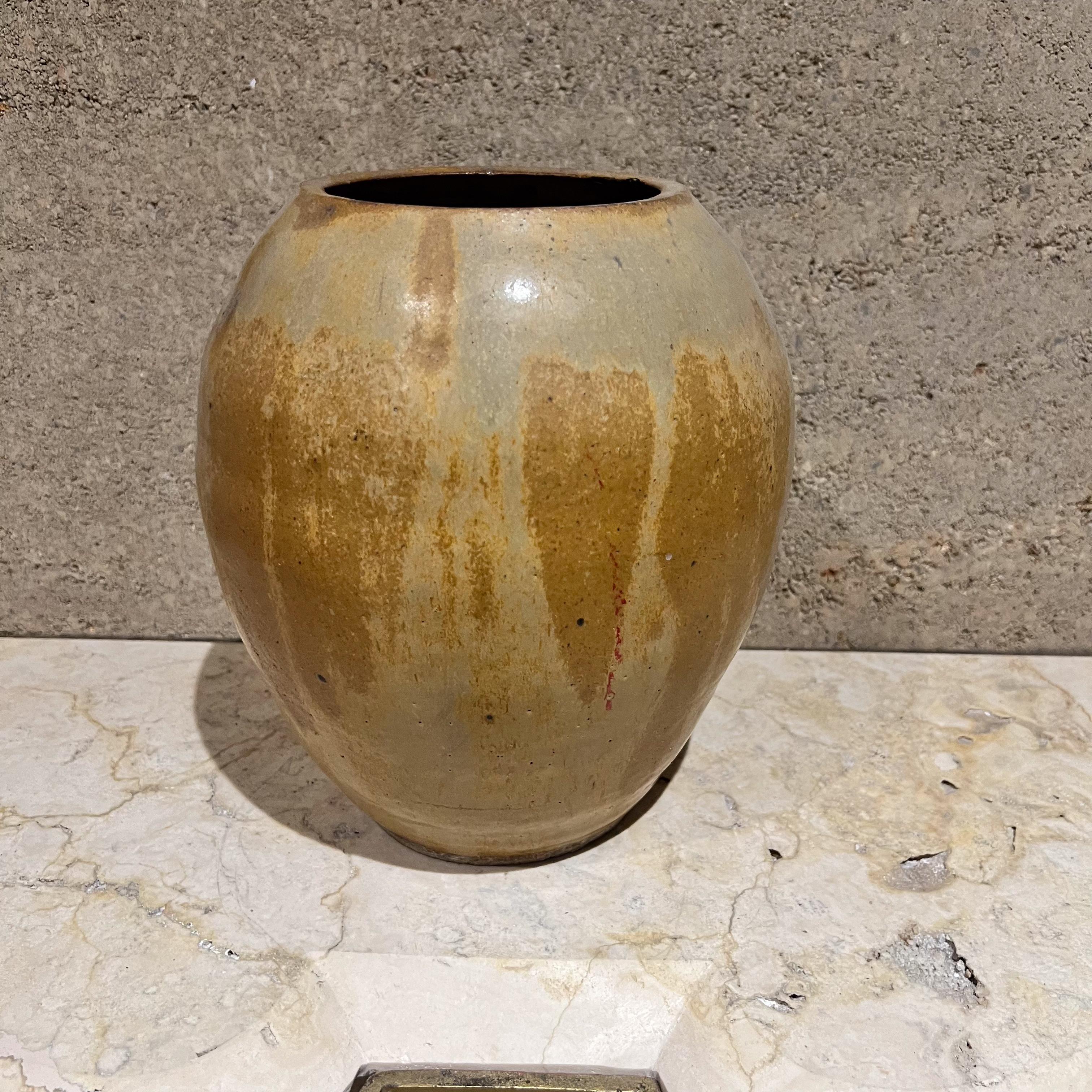 Vaso in gres smaltato Modernist Art Pottery del 1976, firmato in vendita 1
