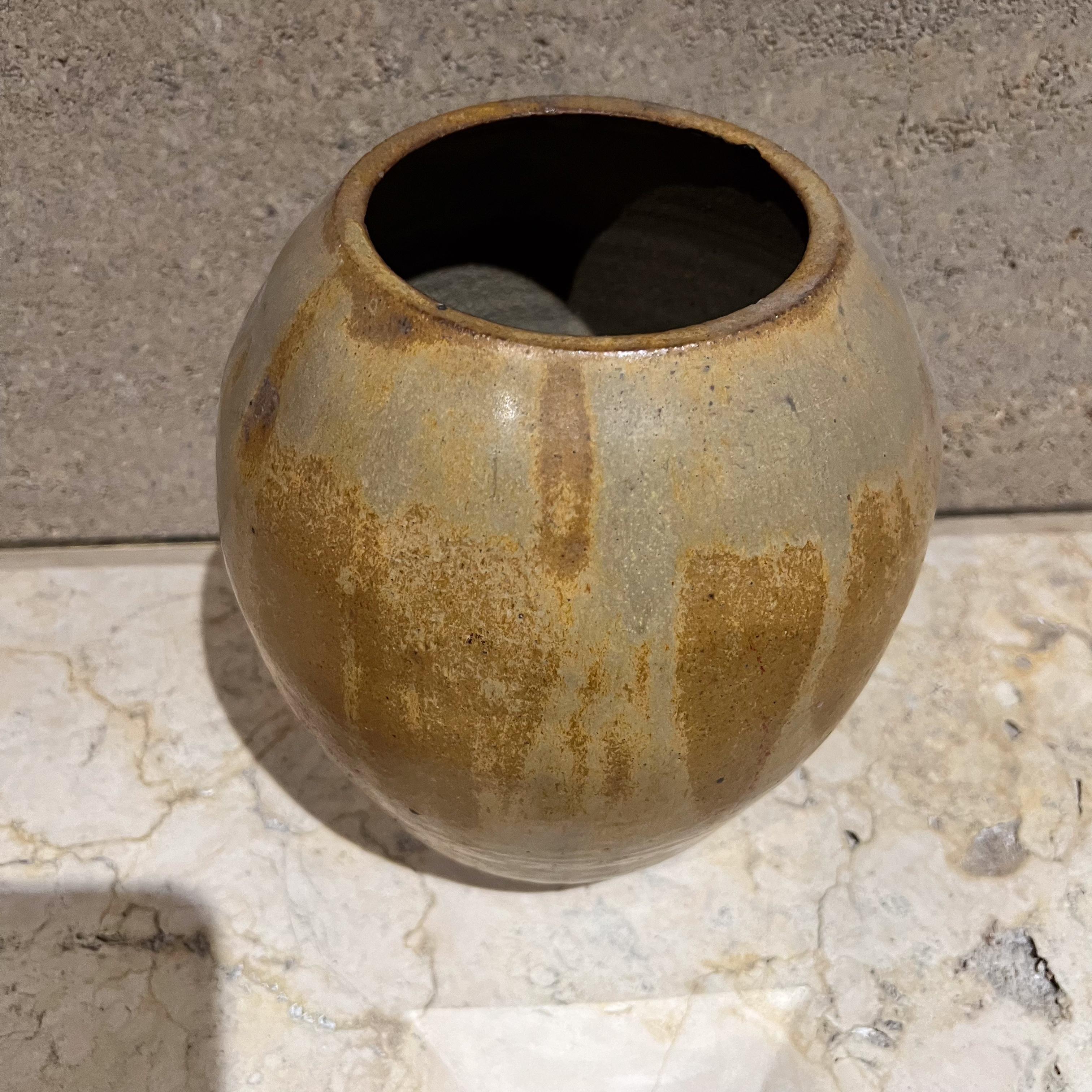Vaso in gres smaltato Modernist Art Pottery del 1976, firmato in vendita 2
