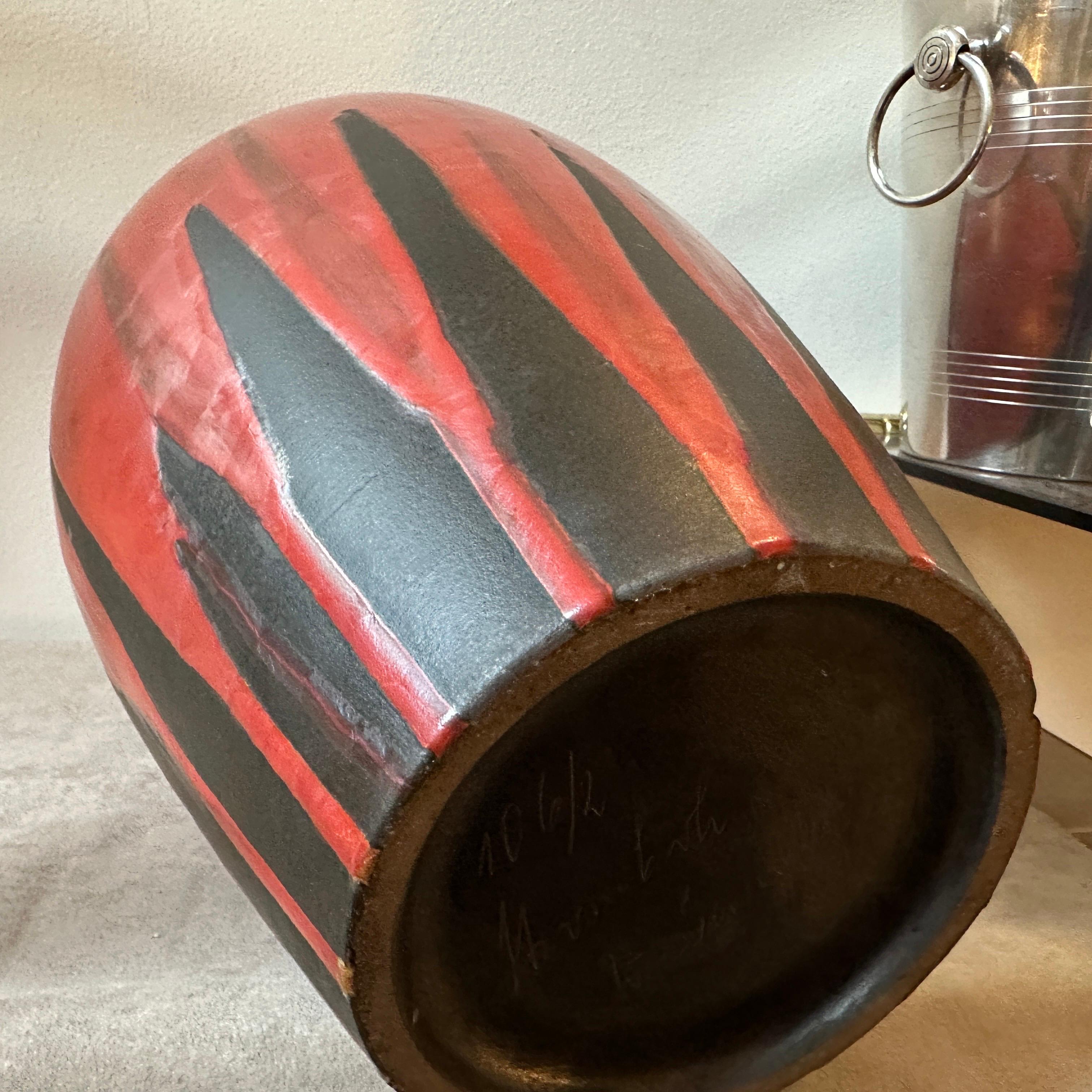 1976 Moderniste Grand Vase Stromboli en céramique de lave grasse rouge et noire de Ceramano en vente 1