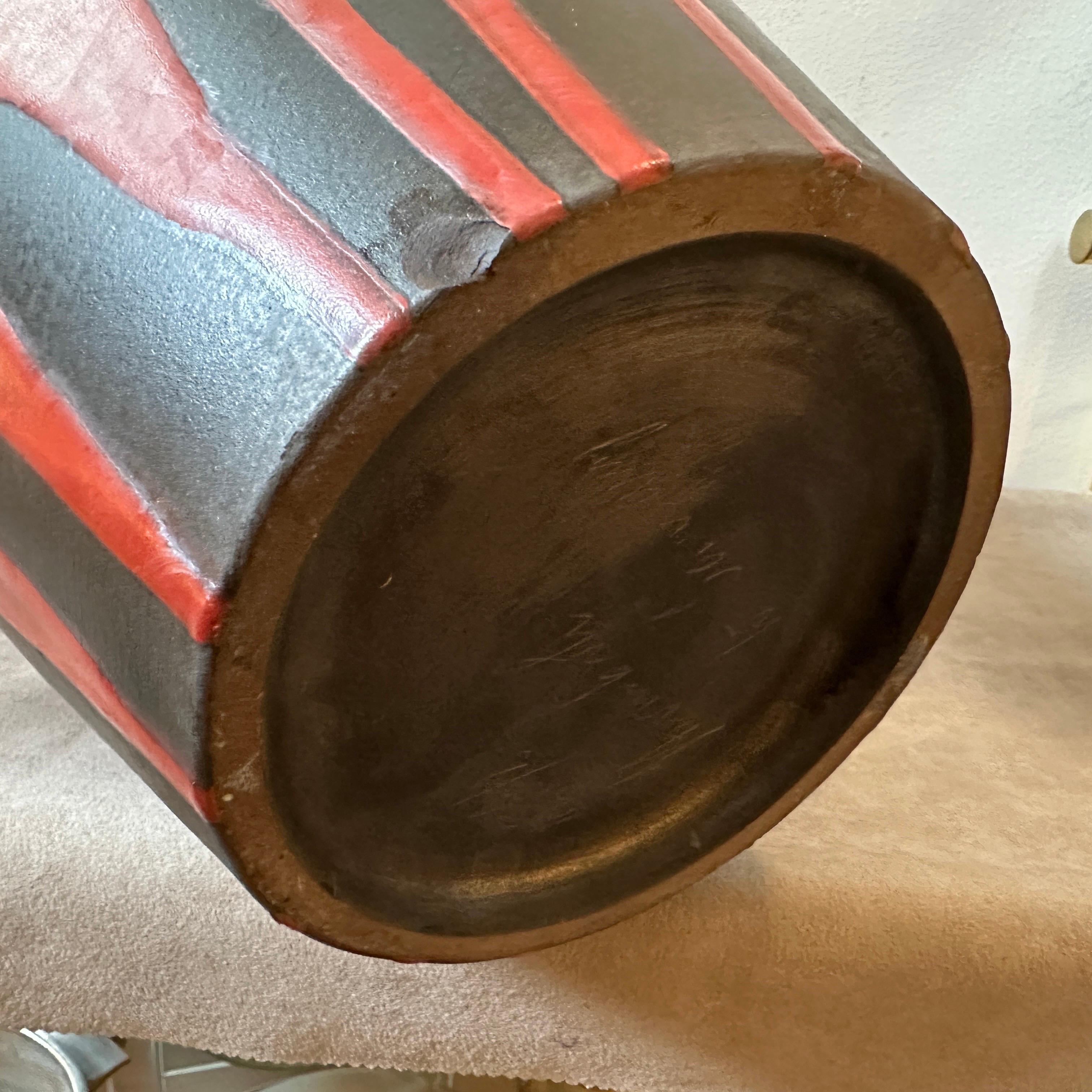 1976 Modernistische große Stromboli-Vase aus roter und schwarzer Fat Lava-Keramik von Ceramano, Stromboli im Zustand „Gut“ im Angebot in Aci Castello, IT