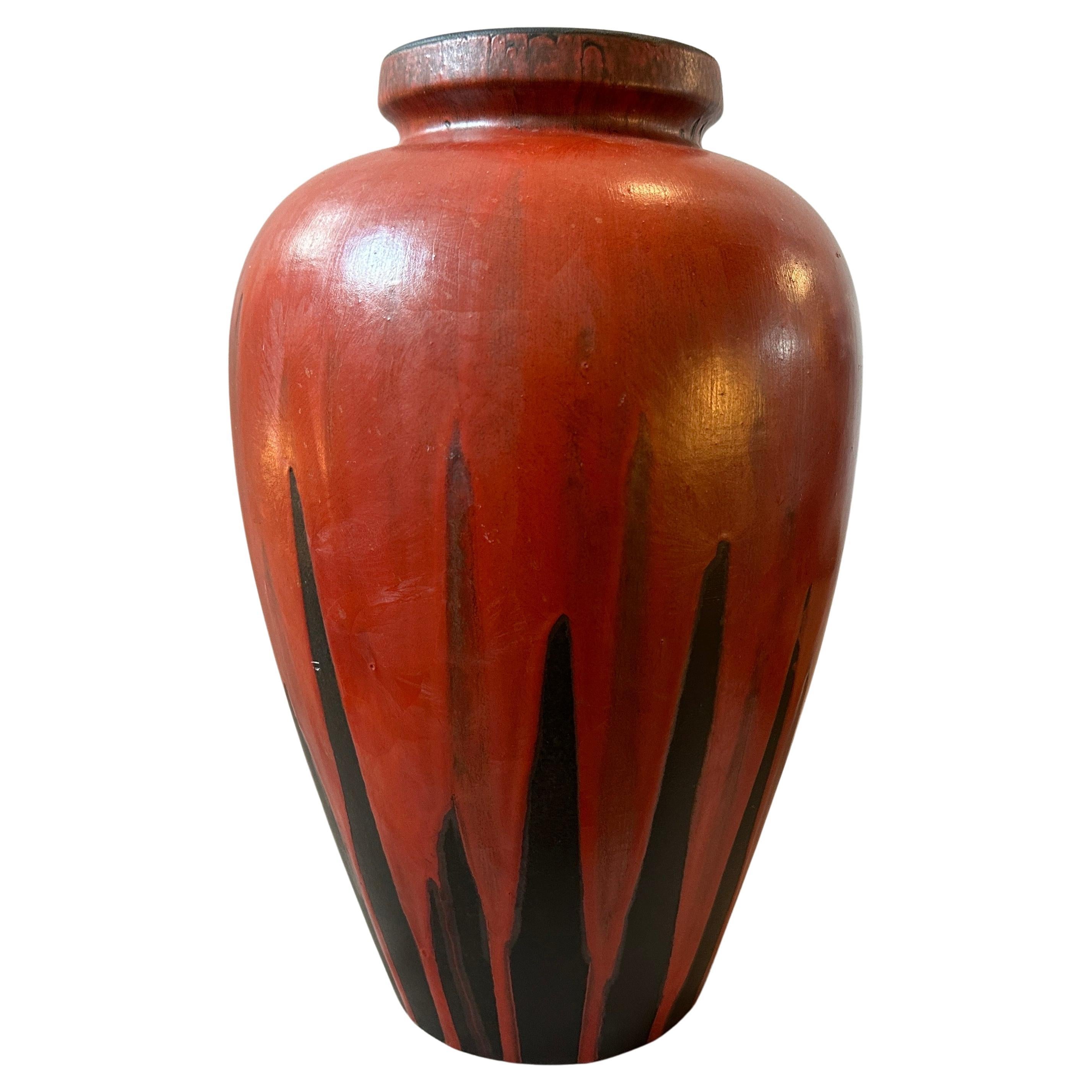 1976 Moderniste Grand Vase Stromboli en céramique de lave grasse rouge et noire de Ceramano en vente