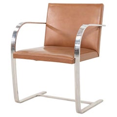 1976 Coppia di sedie Mies van der Rohe per Knoll Brno in pelle e acciaio.