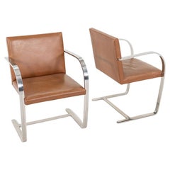 1976 Coppia di sedie Mies van der Rohe per Knoll Brno in pelle e acciaio.