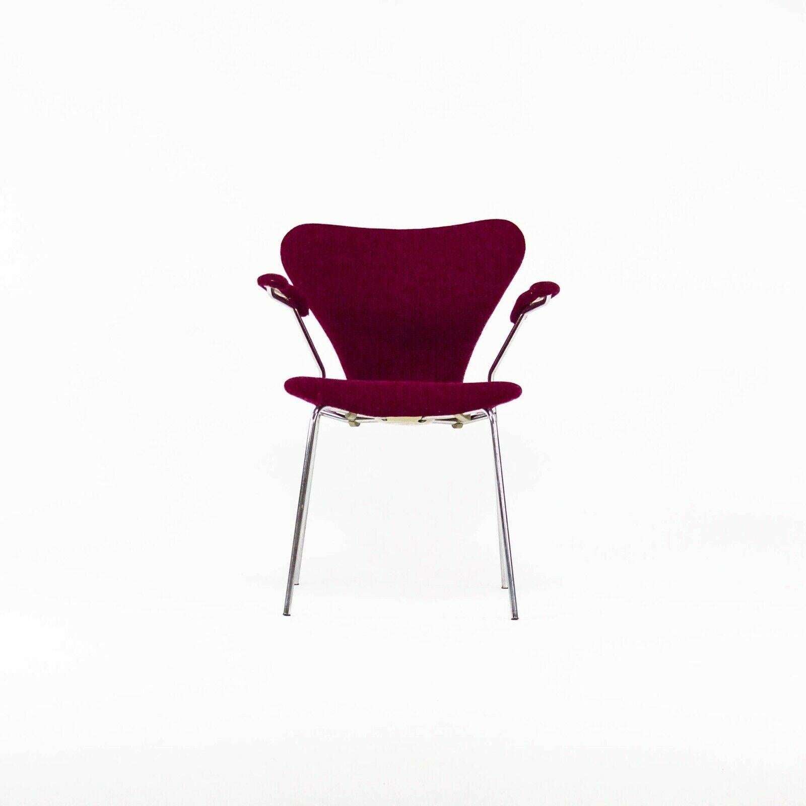 Zum Verkauf steht ein Satz von drei Stühlen der Serie 7 mit Armlehnen, entworfen vom berühmten Architekten Arne Jacobsen, hergestellt von Fritz Hansen. Diese Exemplare stammen aus einem Nachlass im Raum Boston/Cambridge und wurden 1976 hergestellt.