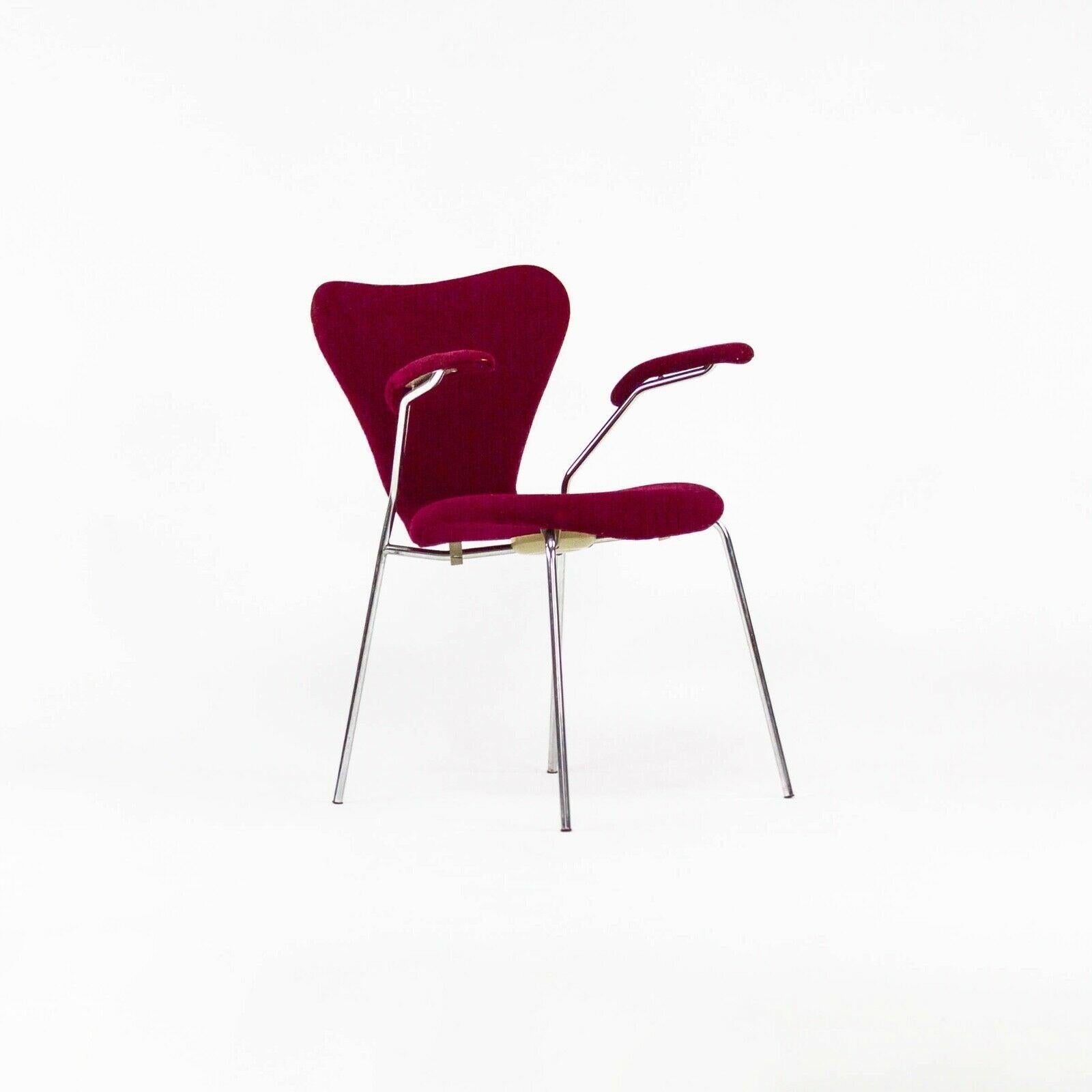 Modern 1976 Set of Three Arne Jacobsen Fritz Hansen Series 7 Danish Dining Arm Chairs For Sale