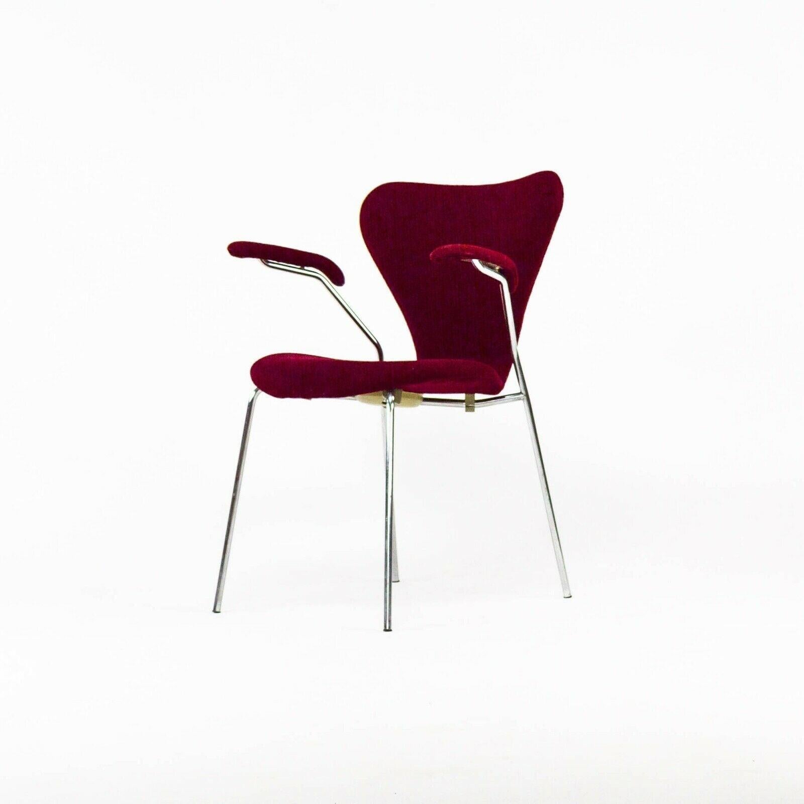 1976 Set of Three Arne Jacobsen Fritz Hansen Series 7 Danish Dining Arm Chairs For Sale 3