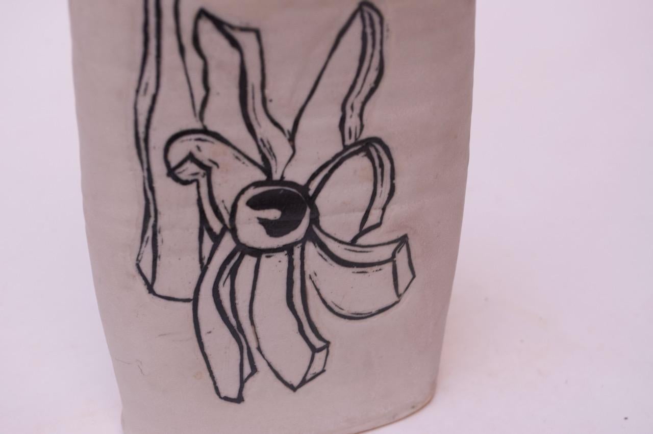 1976 Studio Jarrón de gres abstracto floral en blanco y negro Firmado Pollack finales del siglo XX en venta
