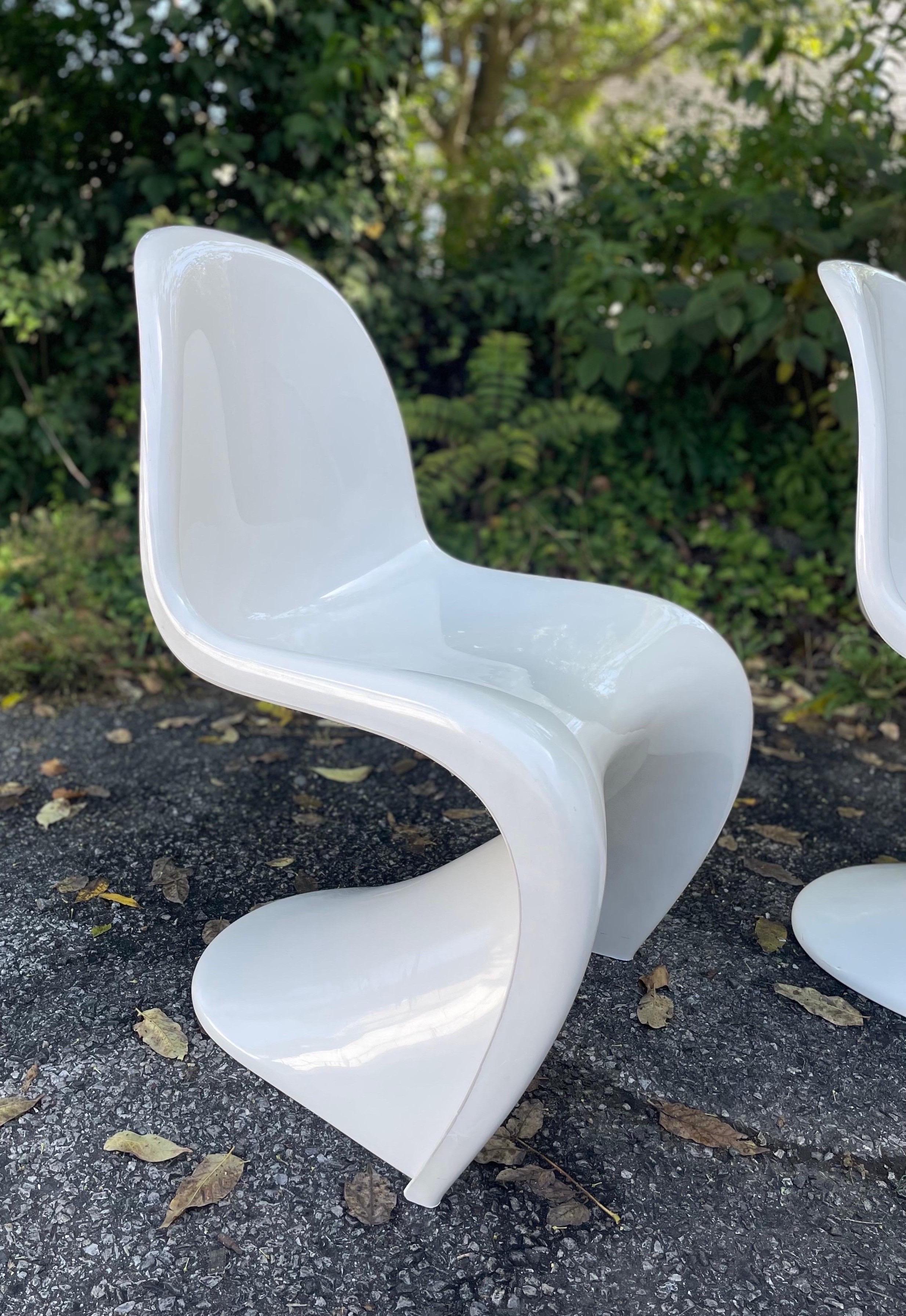A pair of iconic Verner Panton S-chairs made in 1976. European production (Fehlbaum/Vitra) third series model made of thermoplastic Polysterol (Luran S). The chairs made of this material can be identified by the ribs below the kink between the seat