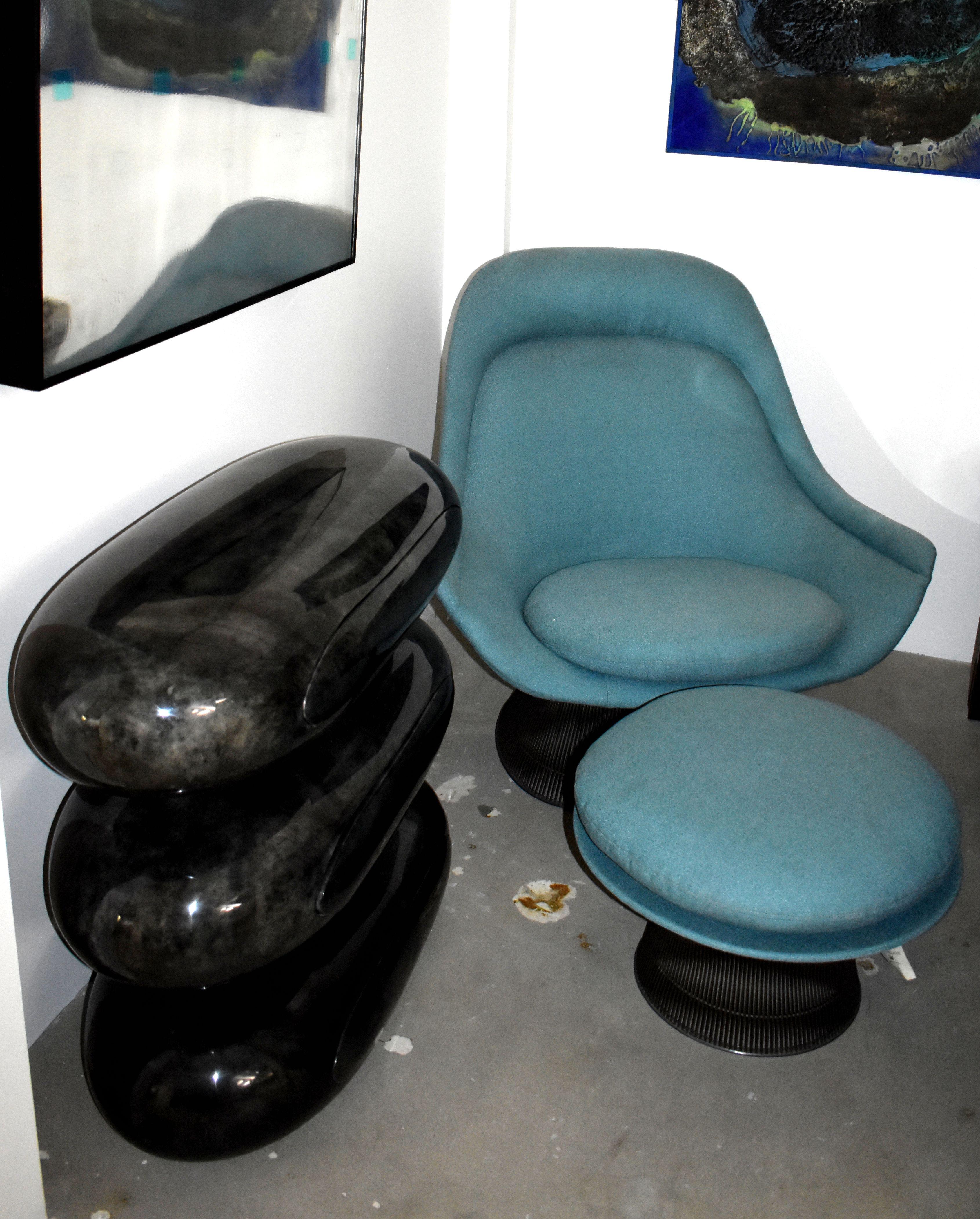 Warren Platner pour Knoll : chaise longue et ottoman en bronze. Fabriqué en JAN, le 8 1976
Chaise et ottoman originaux avec tiges en acier finition bronze, revêtement en tissu bleu

Mesures de l'ottoman :
Hauteur 15 pouces, diamètre 24 pouces.