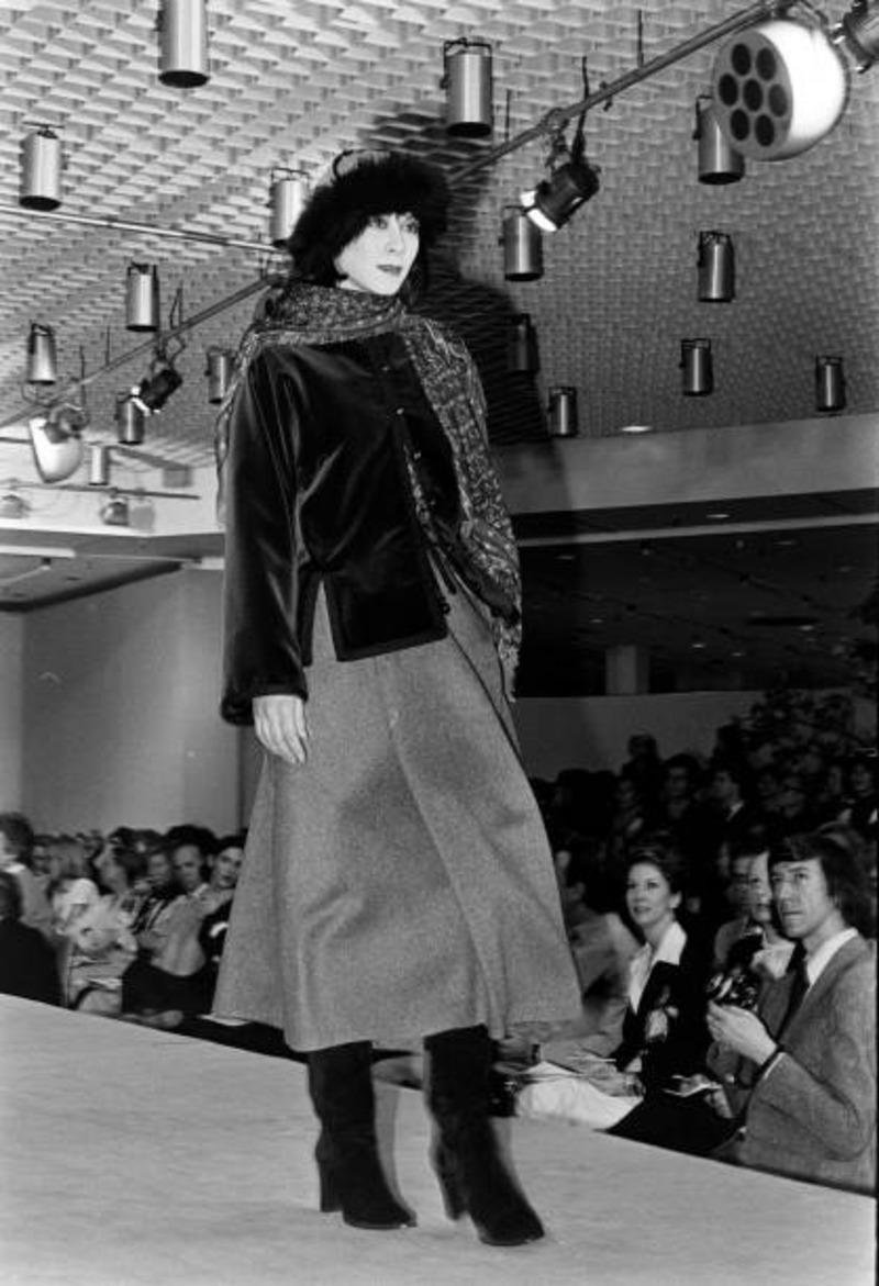 1976 YVES SAINT LAURENT Balle Russes collection burgundy velvet RUNWAY jacket For Sale 3