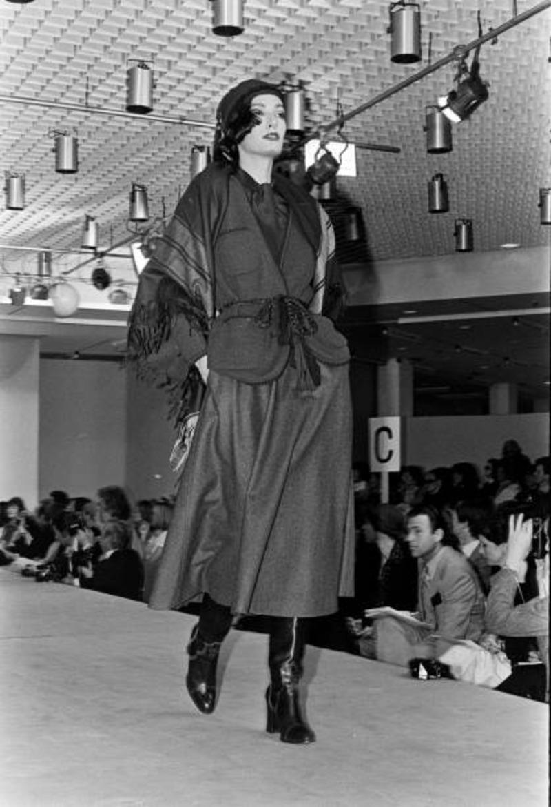 1976 YVES SAINT LAURENT 'ballet Russes' RUNWAY cardigan sweater For Sale 5