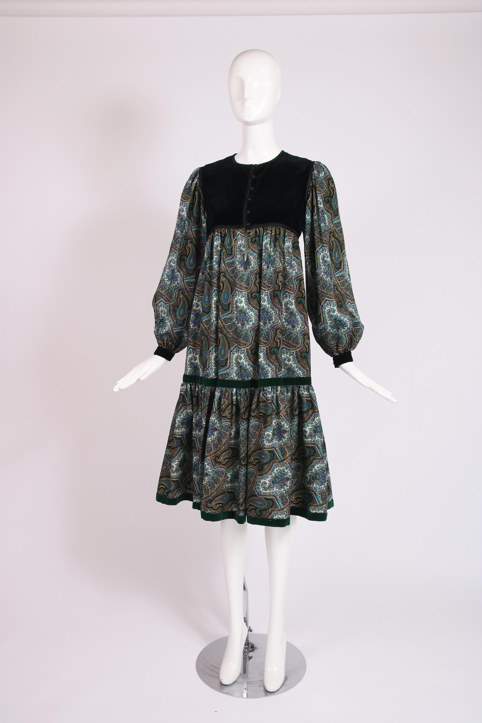 1976 Yves Saint Laurent robe en laine imprimée paisley avec smock en velours noir et bordure en velours vert. En excellent état - étiquette de taille 36. Veuillez consulter les mesures - le tour de poitrine et le haut de la cage thoracique sont TRES