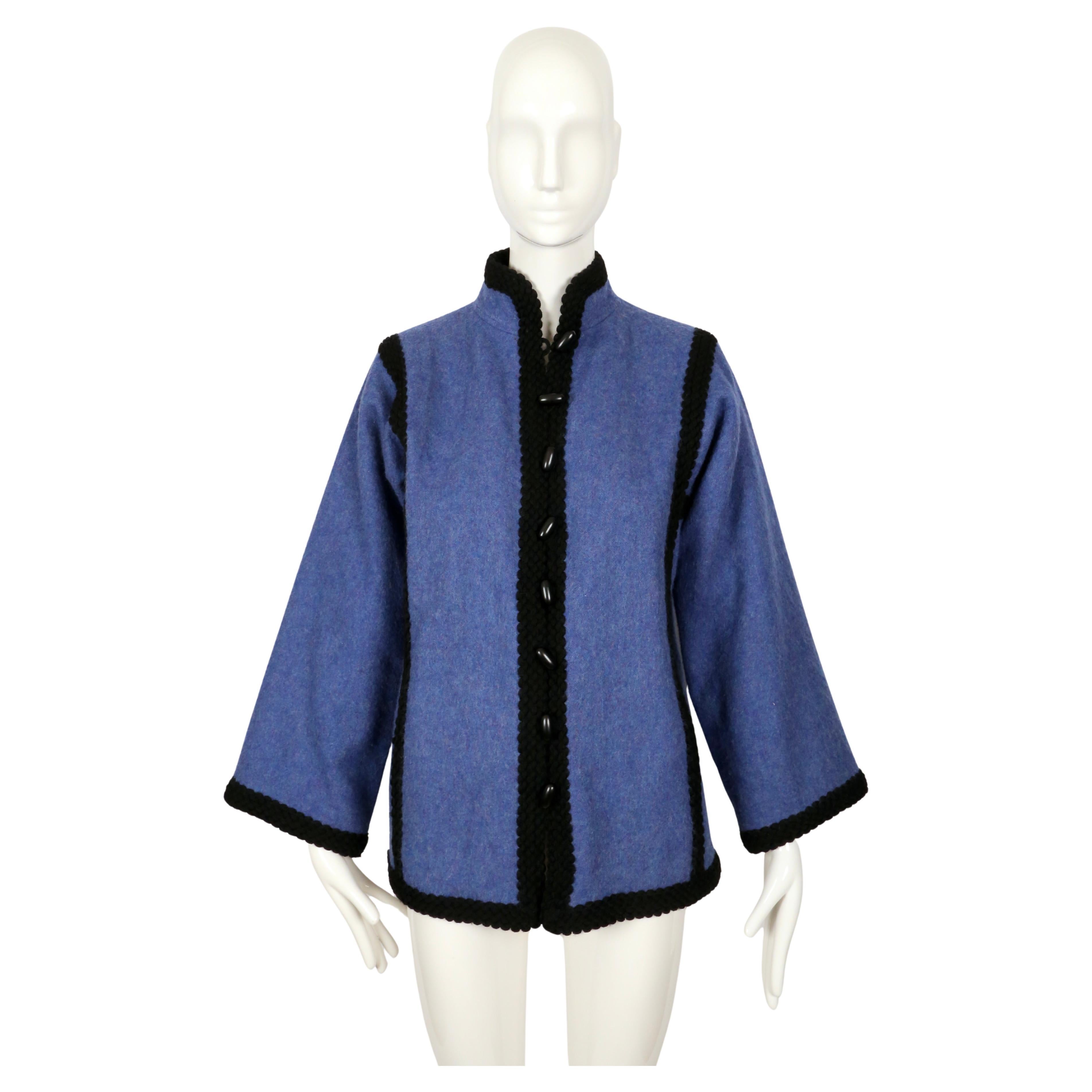 Sehr seltener, heideblauer Wollmantel mit  volle Ärmel, Knebelverschluss und geflochtene Borte von Yves Saint Laurent aus dem Herbst 1976 aus der gut dokumentierten 'opéras - ballets Russes' Kollektion.  Etikettiert mit der französischen Größe 38.