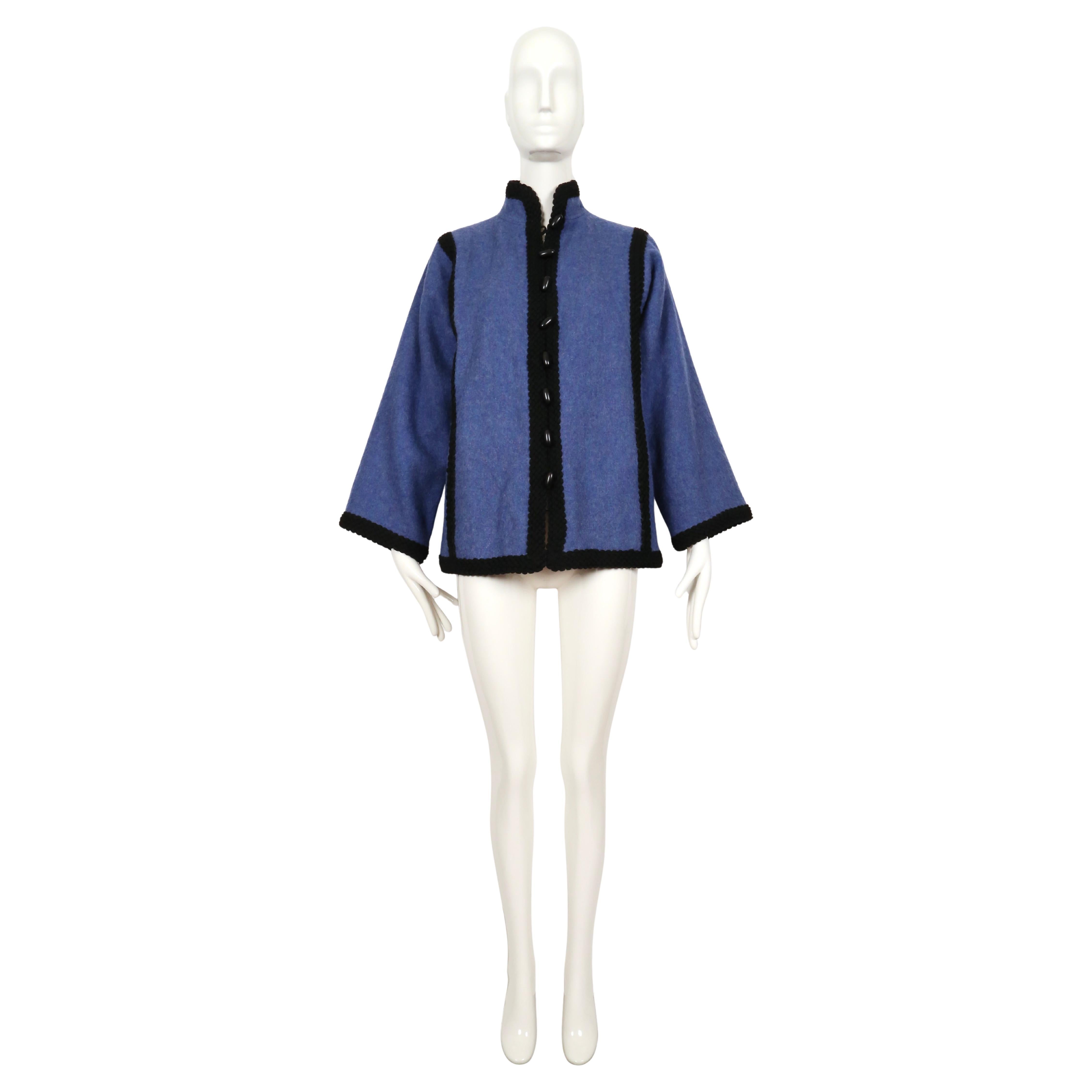 1976 YVES SAINT LAURENT 'opéras - ballets Russes' Wollmantel mit geflochtenen Besätzen (Violett)