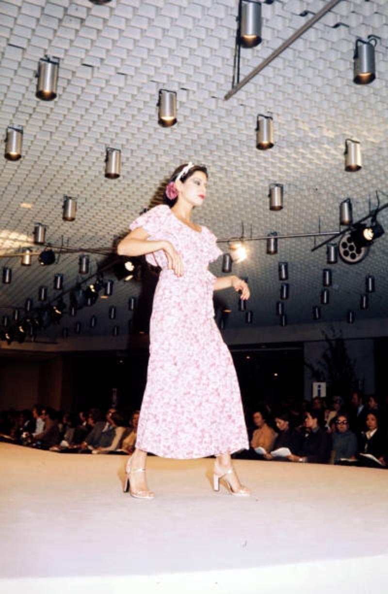 1976 YVES SAINT LAURENT rive gauche purple silk floral RUNWAY dress For Sale 10