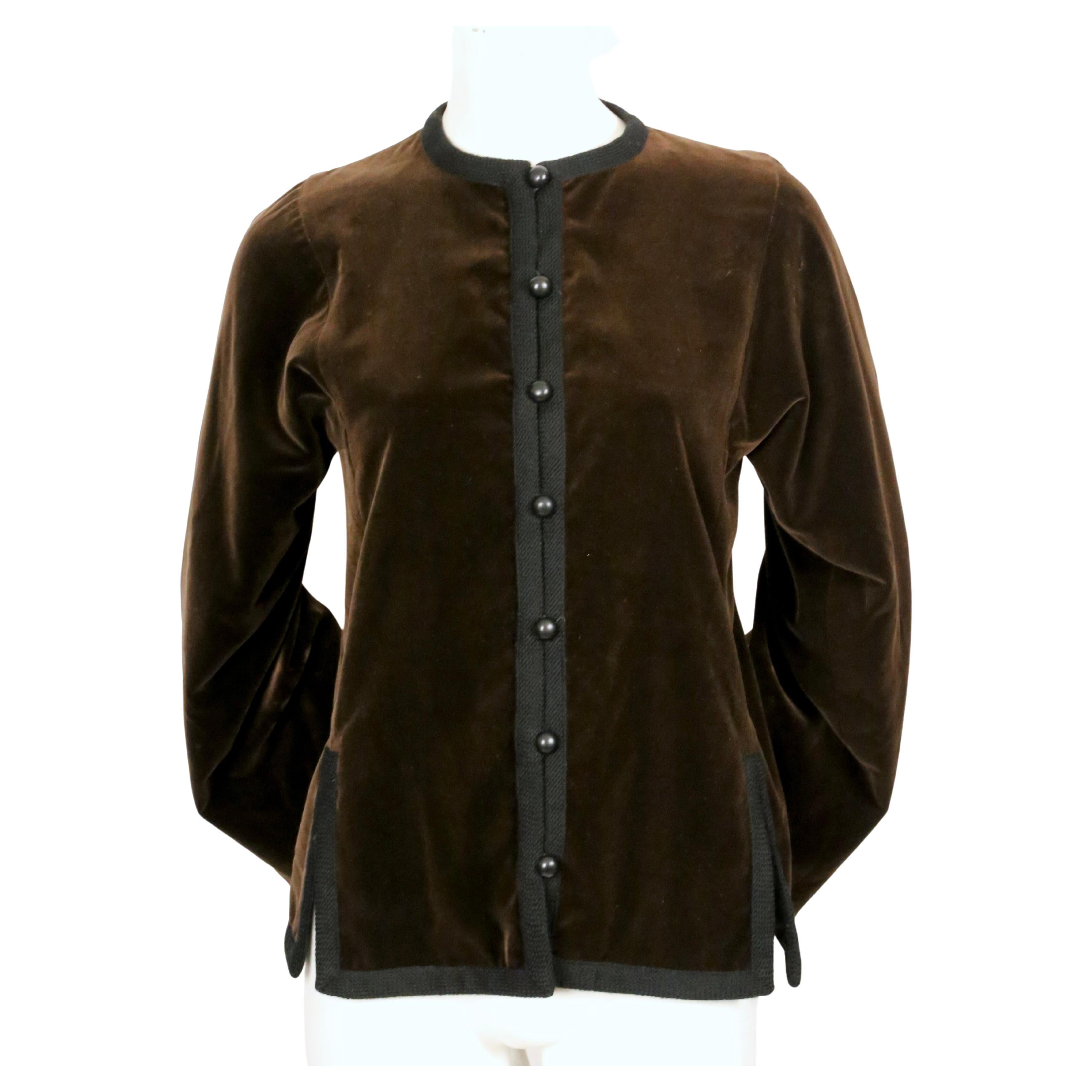 Reichhaltige braune Samtjacke mit schwarzem, gewebtem Wollbesatz, entworfen von Yves Saint Laurent im Herbst 1976, wie auf dem Laufsteg zu sehen.  Jacke hat volle Ärmel und Schlitze eine Front seine. Jacke ist ein Französisch Größe 36 beschriftet
