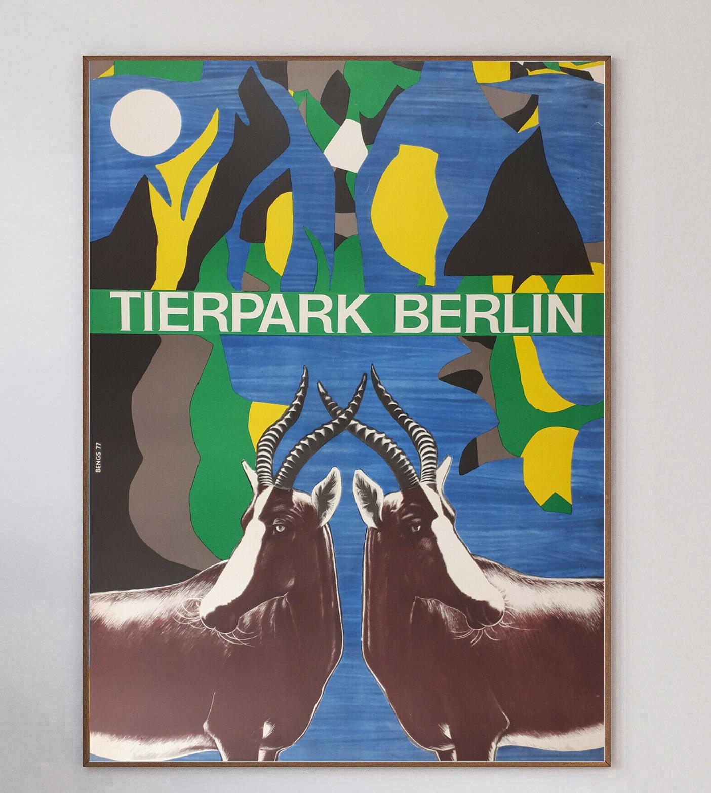 Wunderschönes Plakat aus dem Jahr 1977 mit einer fantastischen Grafik von Axel Bengs, die eine Antilope für den Tierpark Berlin darstellt. Der 1955 in Friedrichsfelde gegründete Zoo sollte dem Zoologischen Garten Berlin, dem ältesten Zoo in