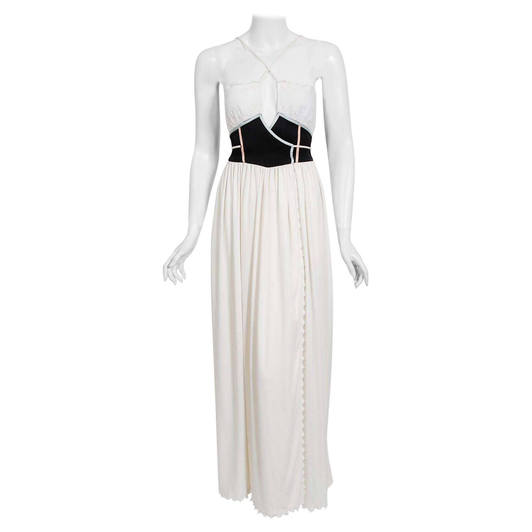 1977 Bill Gibb Documented Vestido blanco de ojal de algodón y jersey de corte bajo Maxi Wrap en venta