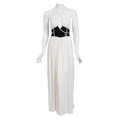 1977 Bill Gibb Documented Vestido blanco de ojal de algodón y jersey de corte bajo Maxi Wrap