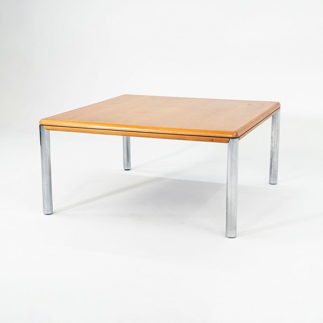 Il s'agit d'une table de salle à manger carrée en chêne Pfister, initialement conçue en 1977 par Charles Pfister pour Knoll. La pièce a été produite en Italie à la même époque. Le cadre de la pièce est en acier et le plateau est en chêne. Les coins