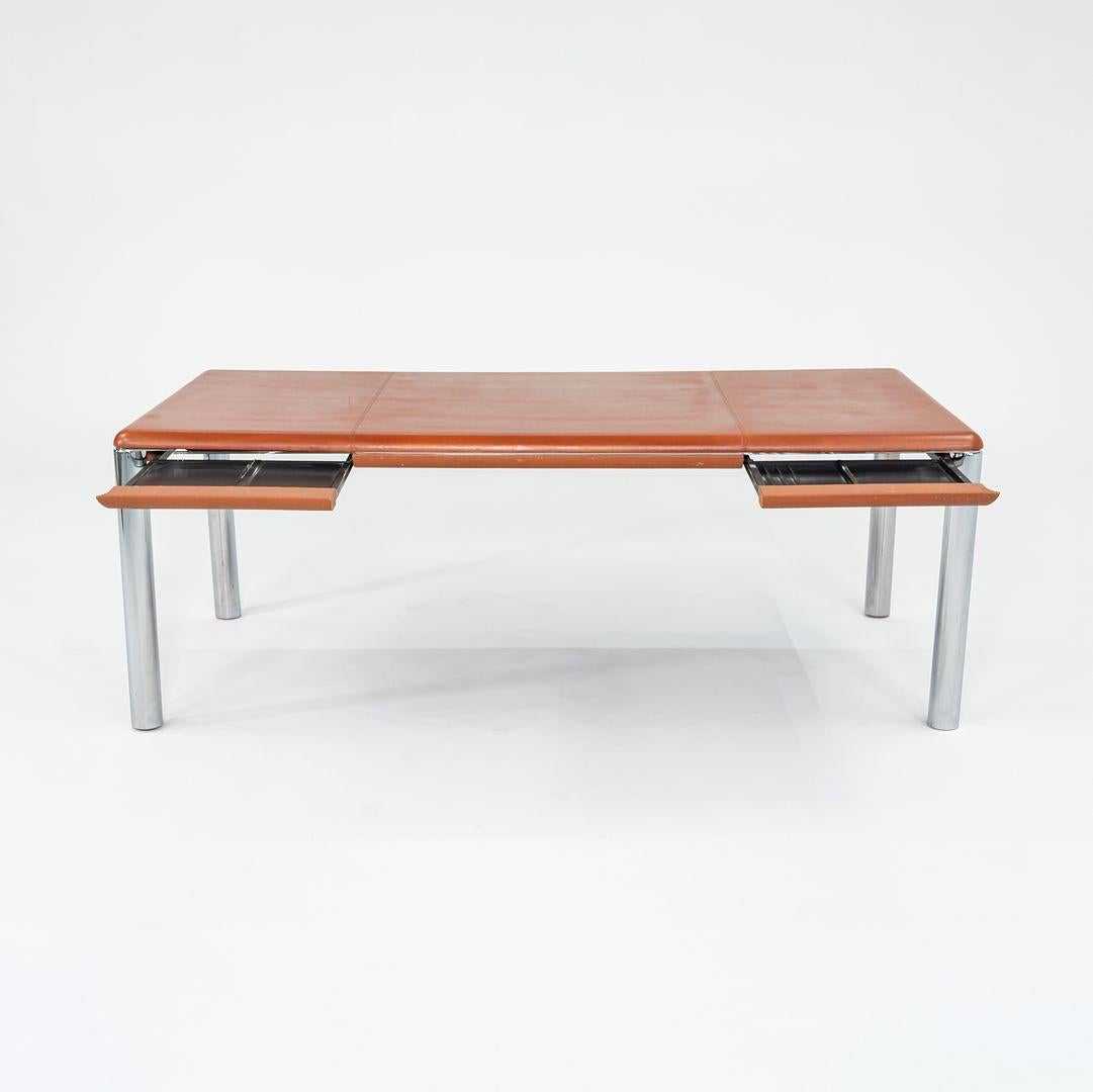 1977 Charles Pfister per Knoll Scrivania direzionale rivestita in pelle con gambe cromate in vendita 3