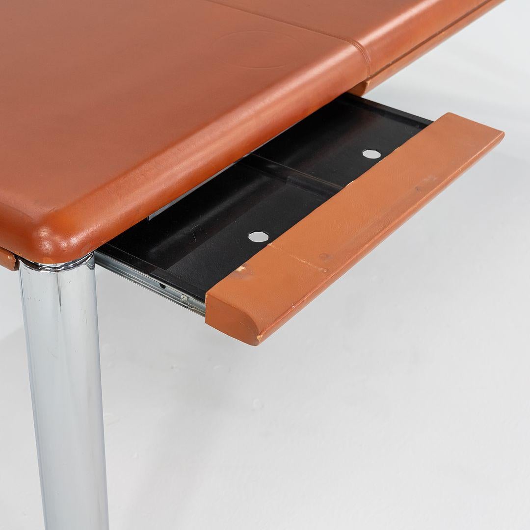 1977 Charles Pfister per Knoll Scrivania direzionale rivestita in pelle con gambe cromate in vendita 4