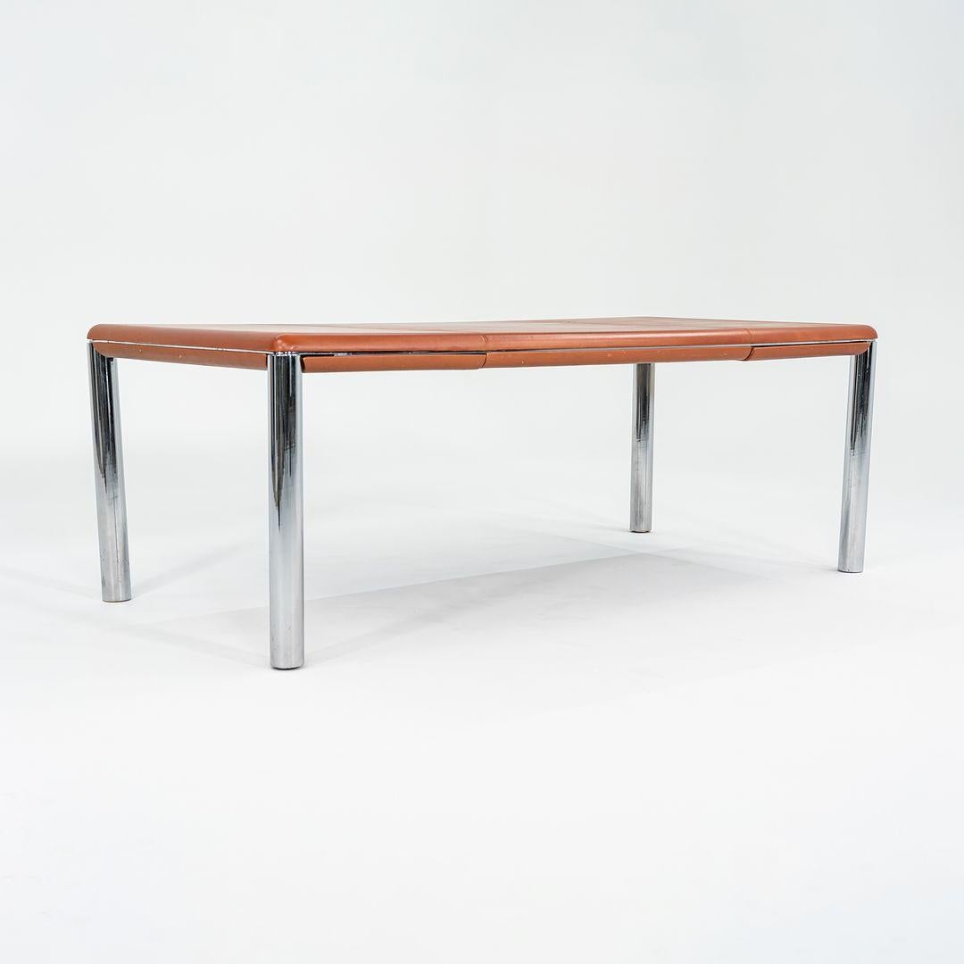 Si tratta di una grande scrivania direzionale rivestita in pelle nota come 'ÄúPfister Table,'Äù progettata inizialmente nel 1977 da Charles Pfister per Knoll. Il pezzo è stato prodotto in Italia nello stesso periodo. La struttura del pezzo è in