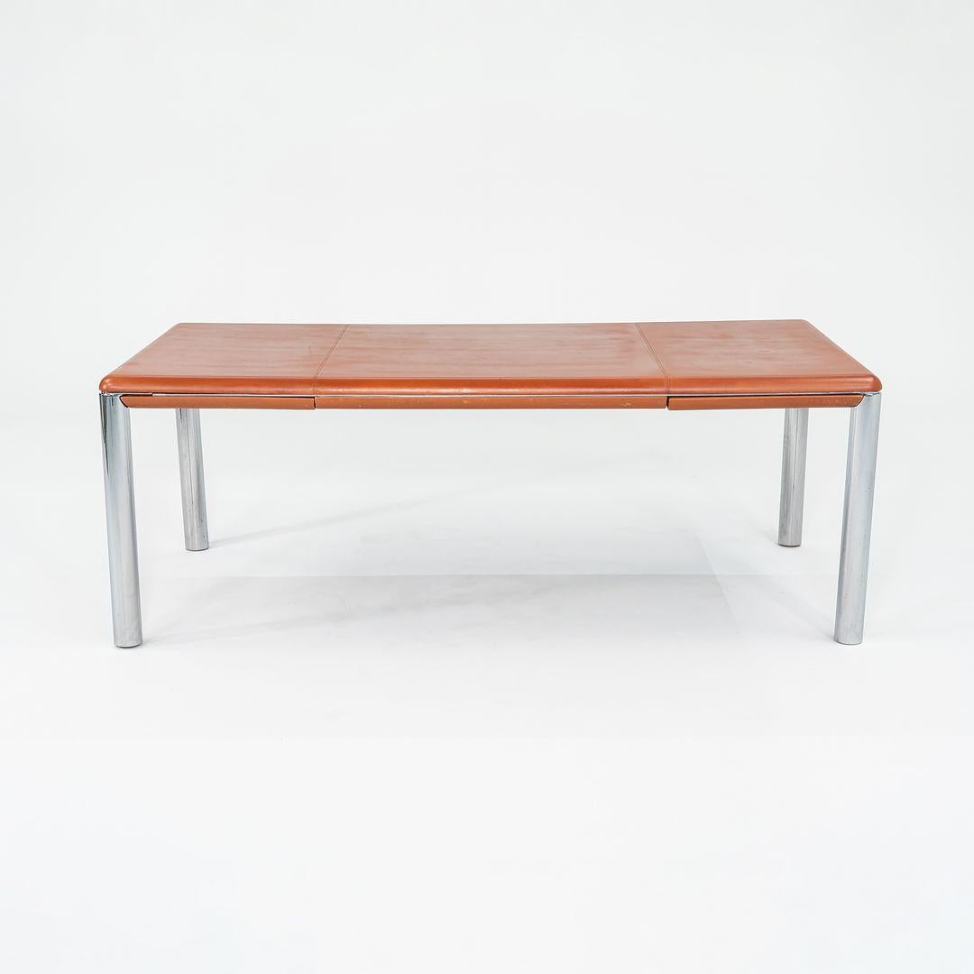 Moderno 1977 Charles Pfister per Knoll Scrivania direzionale rivestita in pelle con gambe cromate in vendita