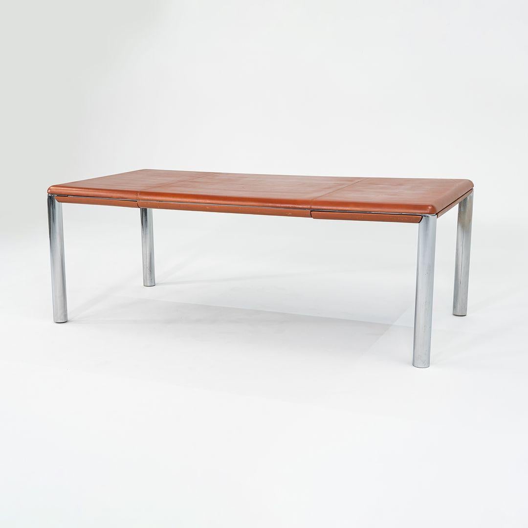 Italiano 1977 Charles Pfister per Knoll Scrivania direzionale rivestita in pelle con gambe cromate in vendita