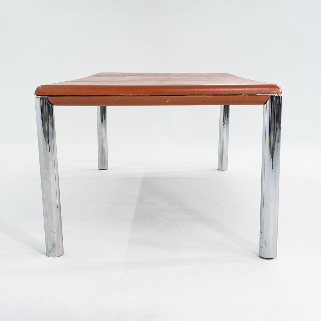 Fine XX secolo 1977 Charles Pfister per Knoll Scrivania direzionale rivestita in pelle con gambe cromate in vendita