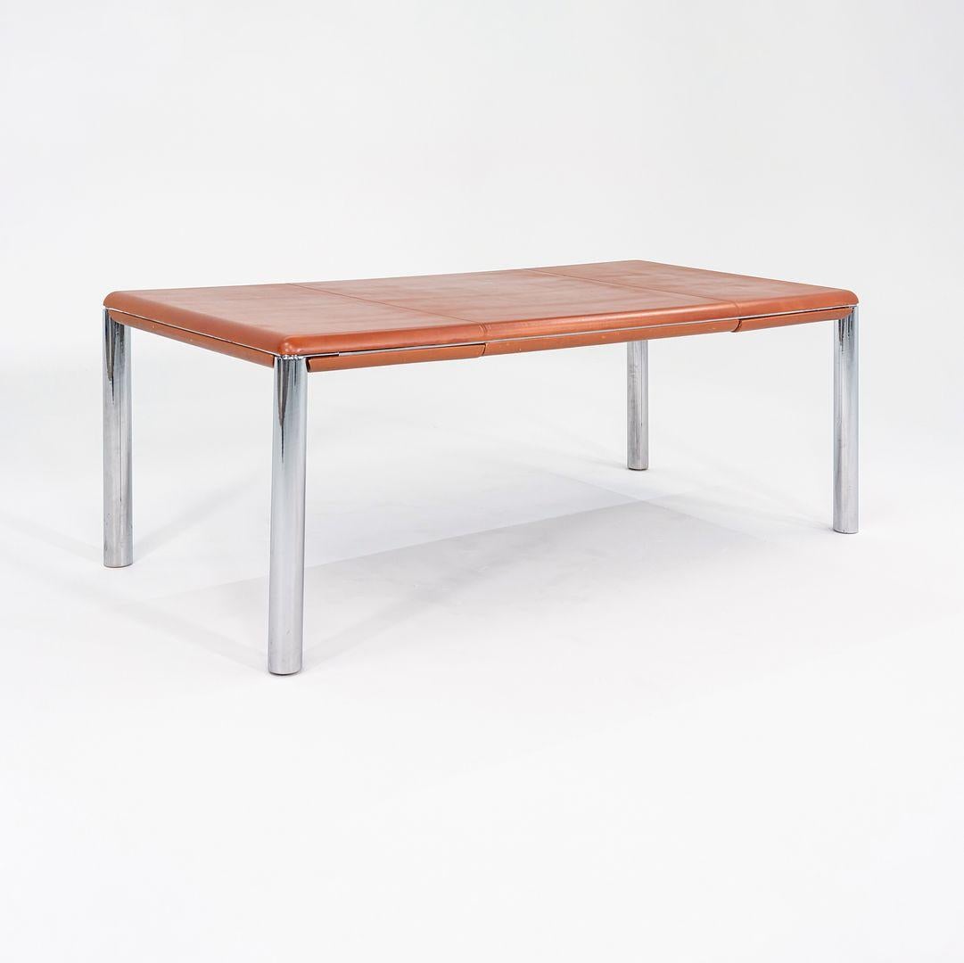 1977 Charles Pfister per Knoll Scrivania direzionale rivestita in pelle con gambe cromate in vendita 1