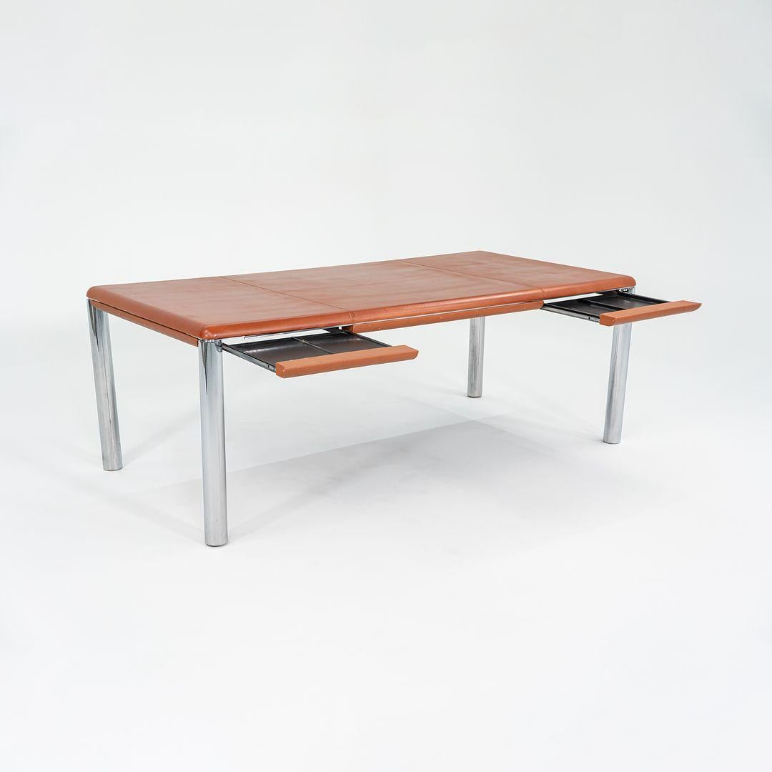 1977 Charles Pfister per Knoll Scrivania direzionale rivestita in pelle con gambe cromate in vendita 2